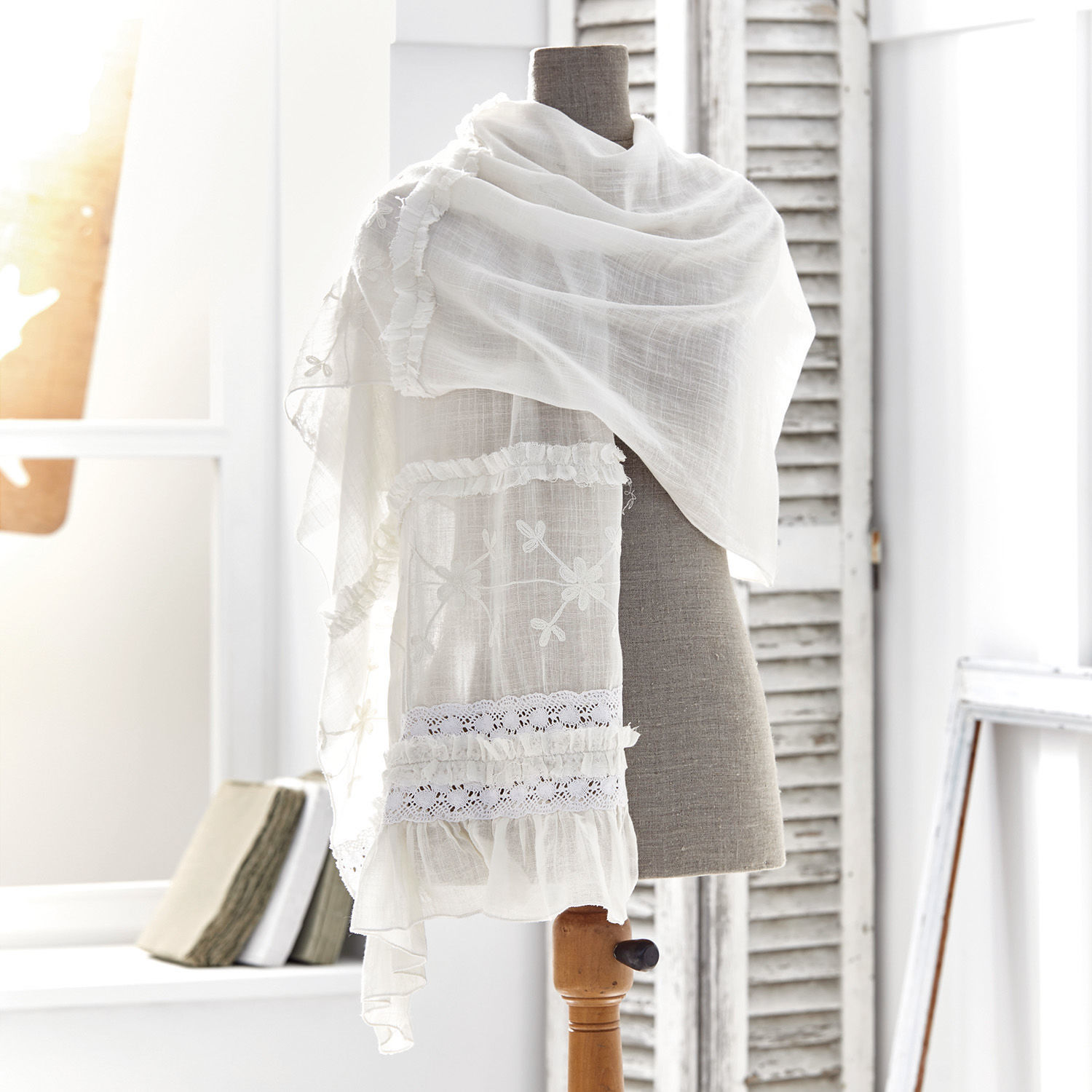 Étole Nino Écharpe blanche en coton léger avec broderie et dentelle, accessoire élégant pour le printemps