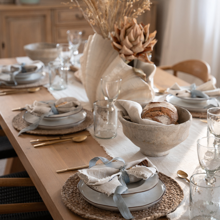 Table rustique avec vaisselle en céramique et décoration florale séchée naturelle pour repas chaleureux