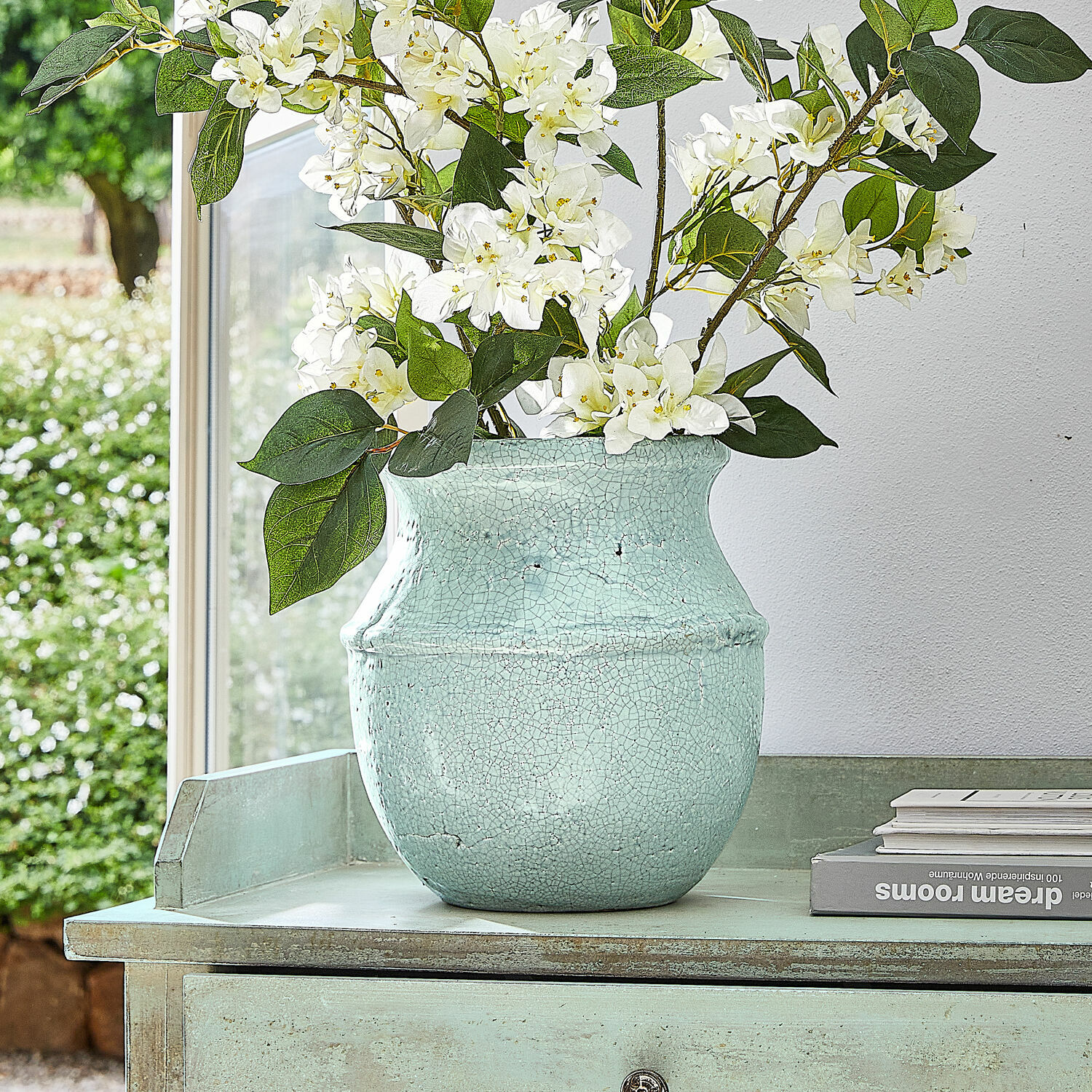 Vase Rosamonde Vase en céramique vert menthe craquelé avec fleurs blanches sur table décorative verte