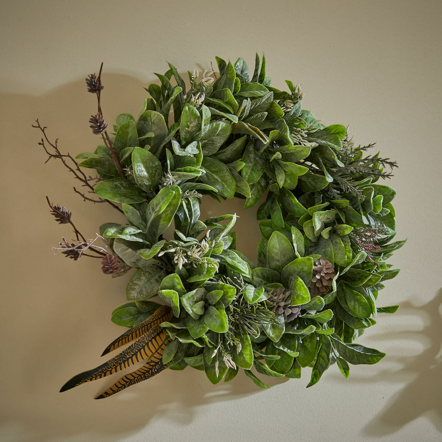 Couronne Gianne Couronne décorative en feuilles vertes et pommes de pin, élément naturel pour décoration intérieure
