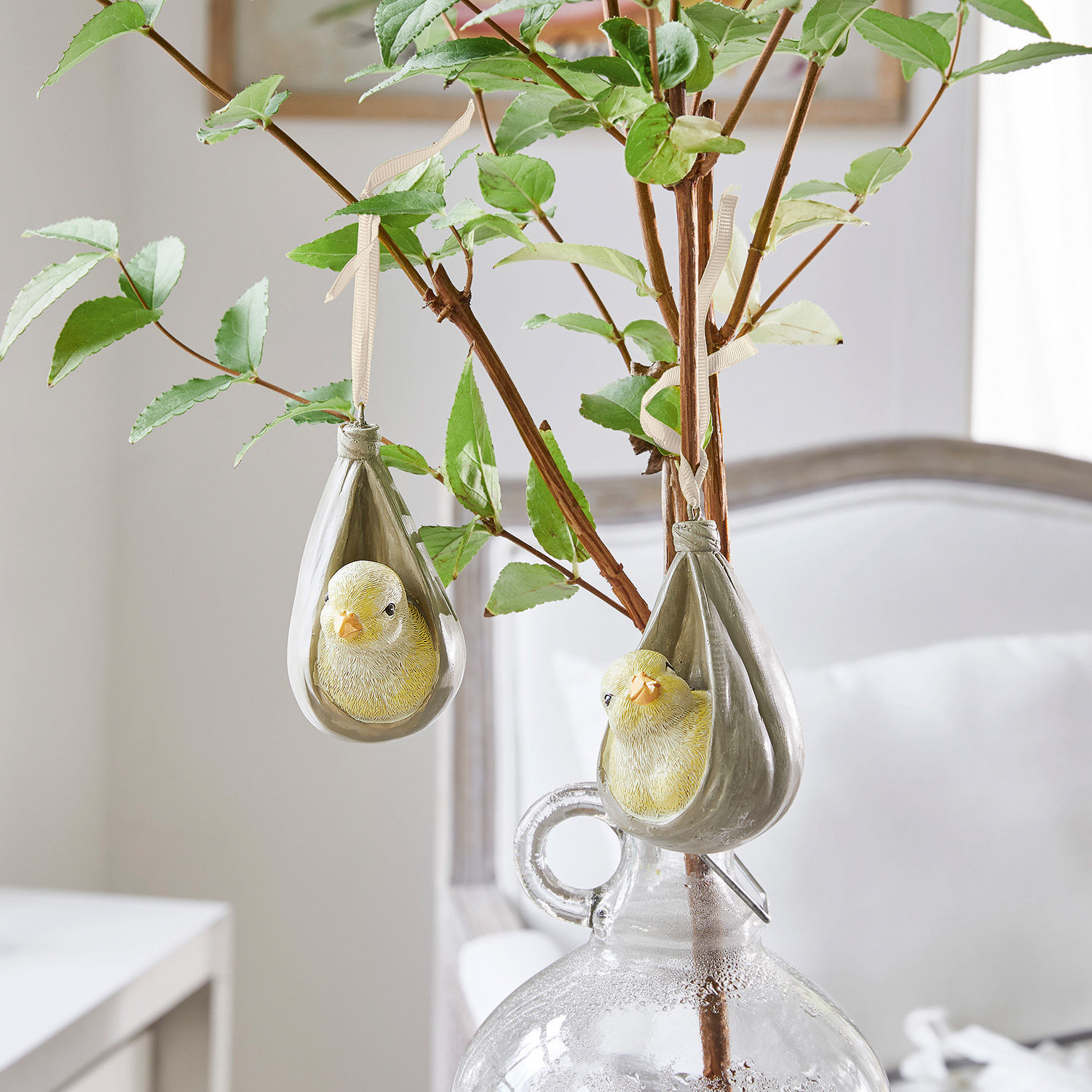 Lot de 2 décorations à suspendre Melvil Décorations suspendues avec petits oiseaux jaunes dans des cocons gris sur une branche en vase en verre