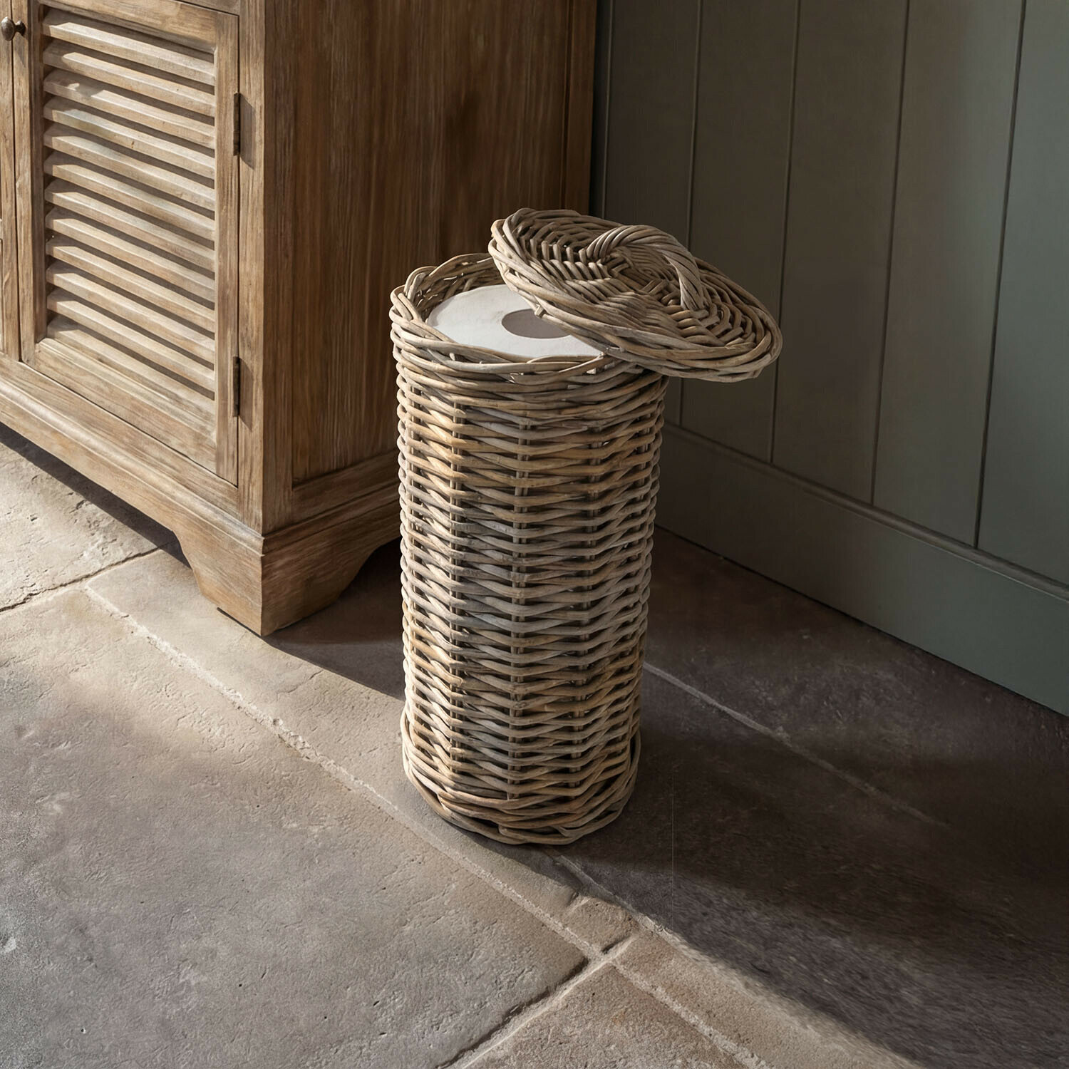Porte-papier toilette Lørdenne Panier rond en rotin naturel avec couvercle, parfait pour ranger du papier toilette dans la salle de bain