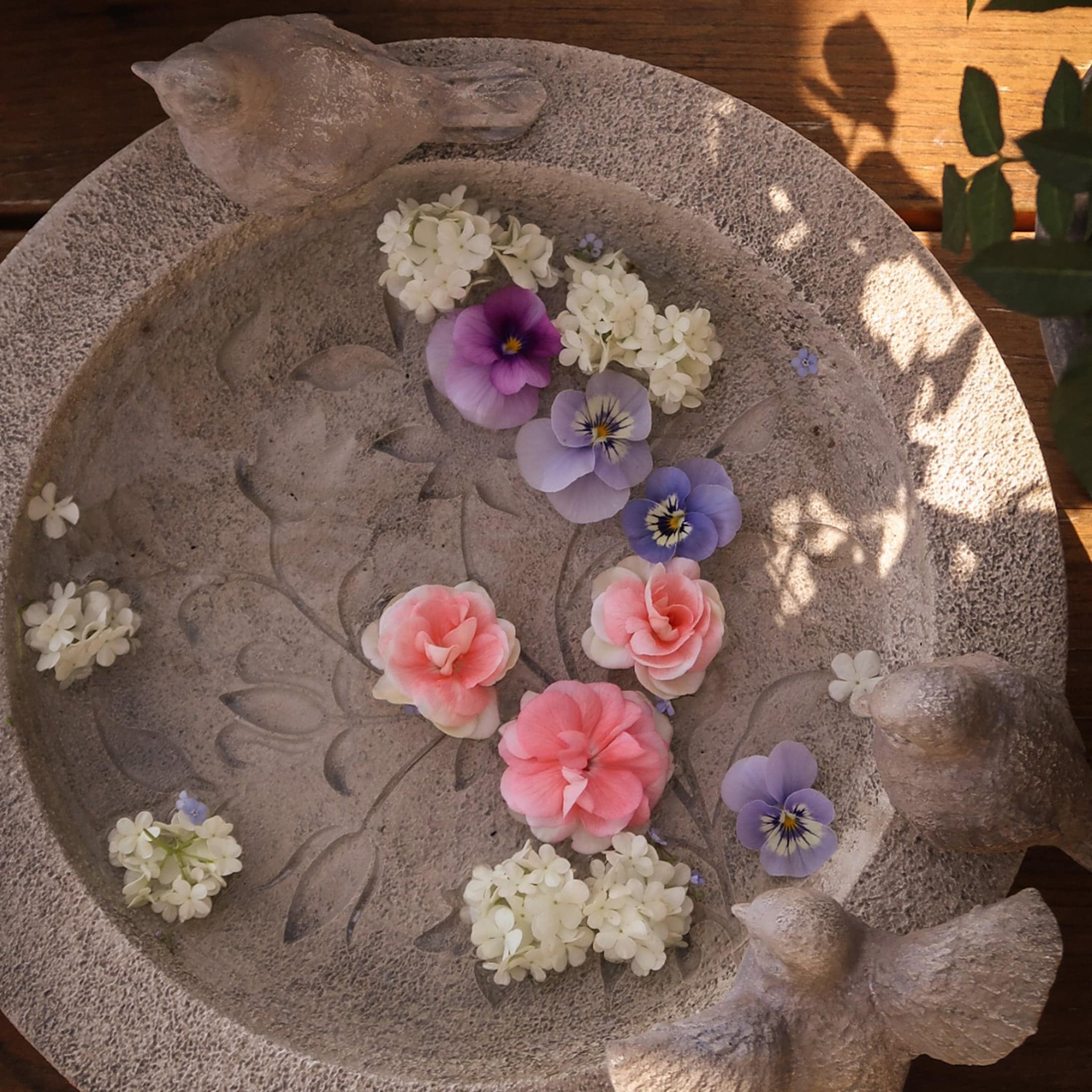 Bassin en pierre décoratif avec motifs d'oiseaux et fleurs, parfait pour décoration intérieure ou extérieure