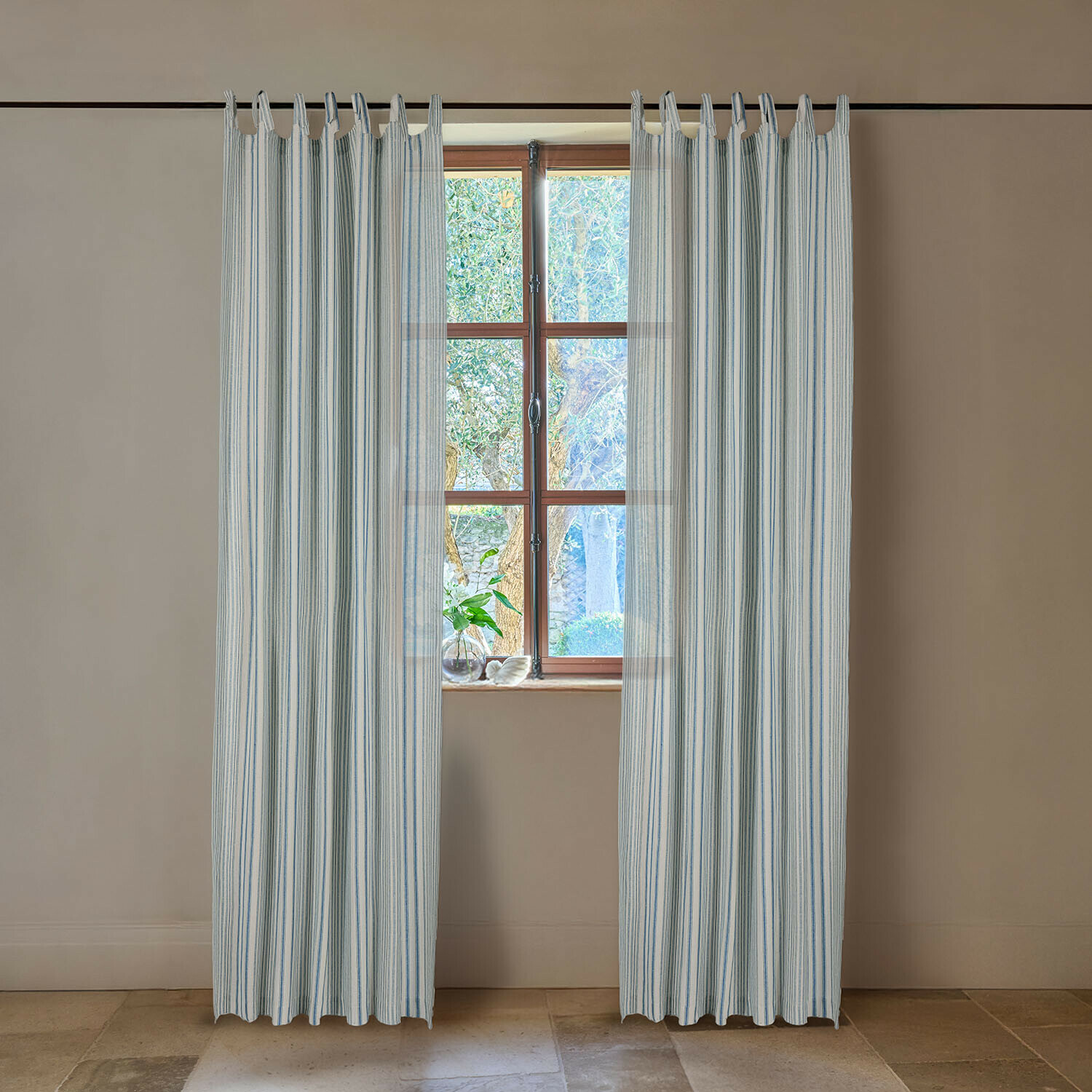 Voilage Freydaal Rideaux blancs à rayures bleues en tissu léger, décoration de fenêtre dans un intérieur lumineux