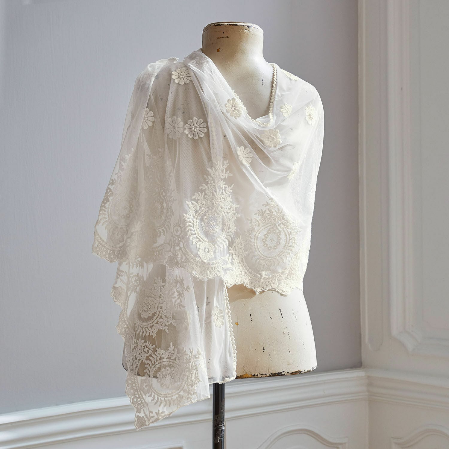 Étole Dal Maso Écharpe blanche délicate en tulle brodé, accessoire léger et élégant pour tenue raffinée.