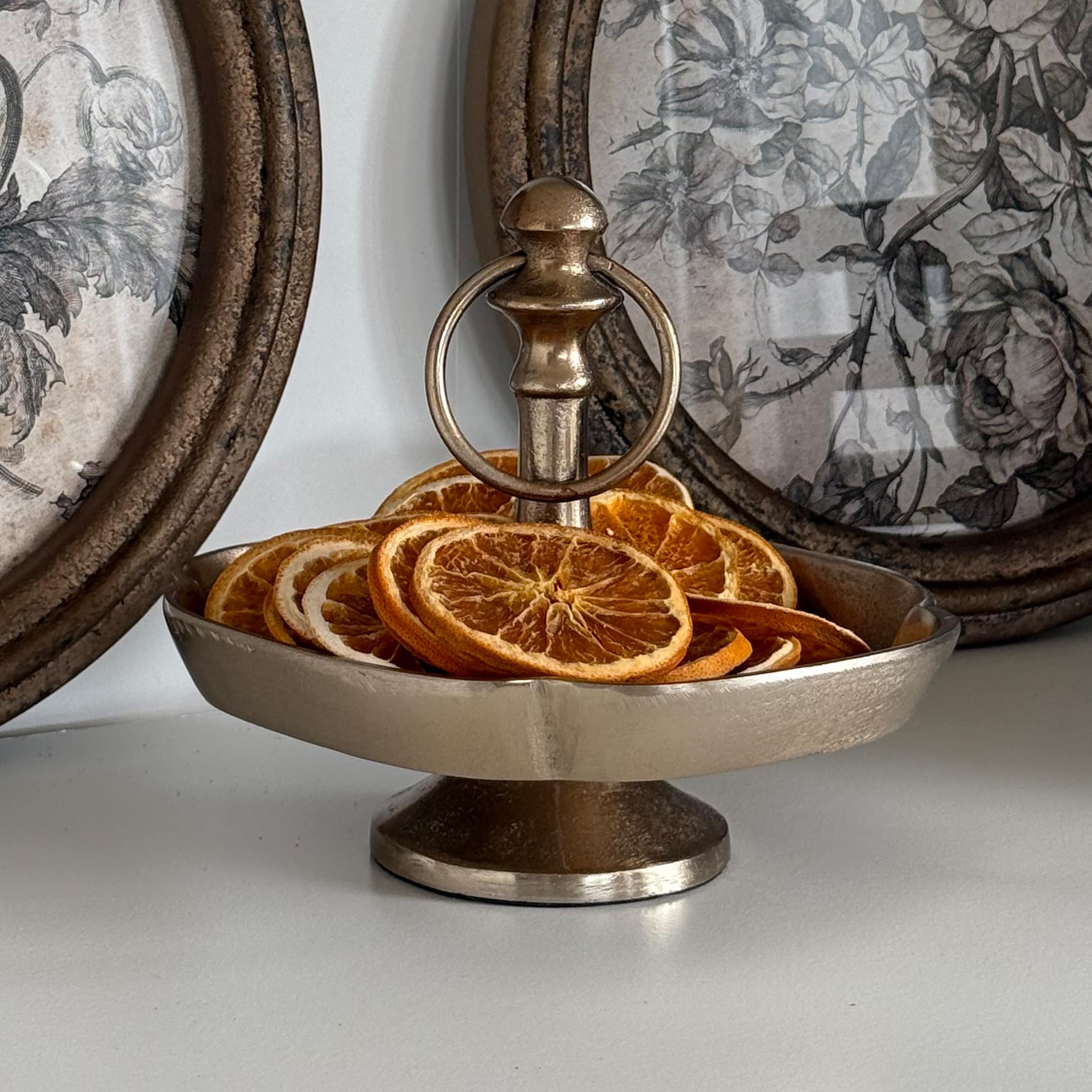 Plateau en métal argenté avec poignée, décoré de tranches d'orange séchées pour table