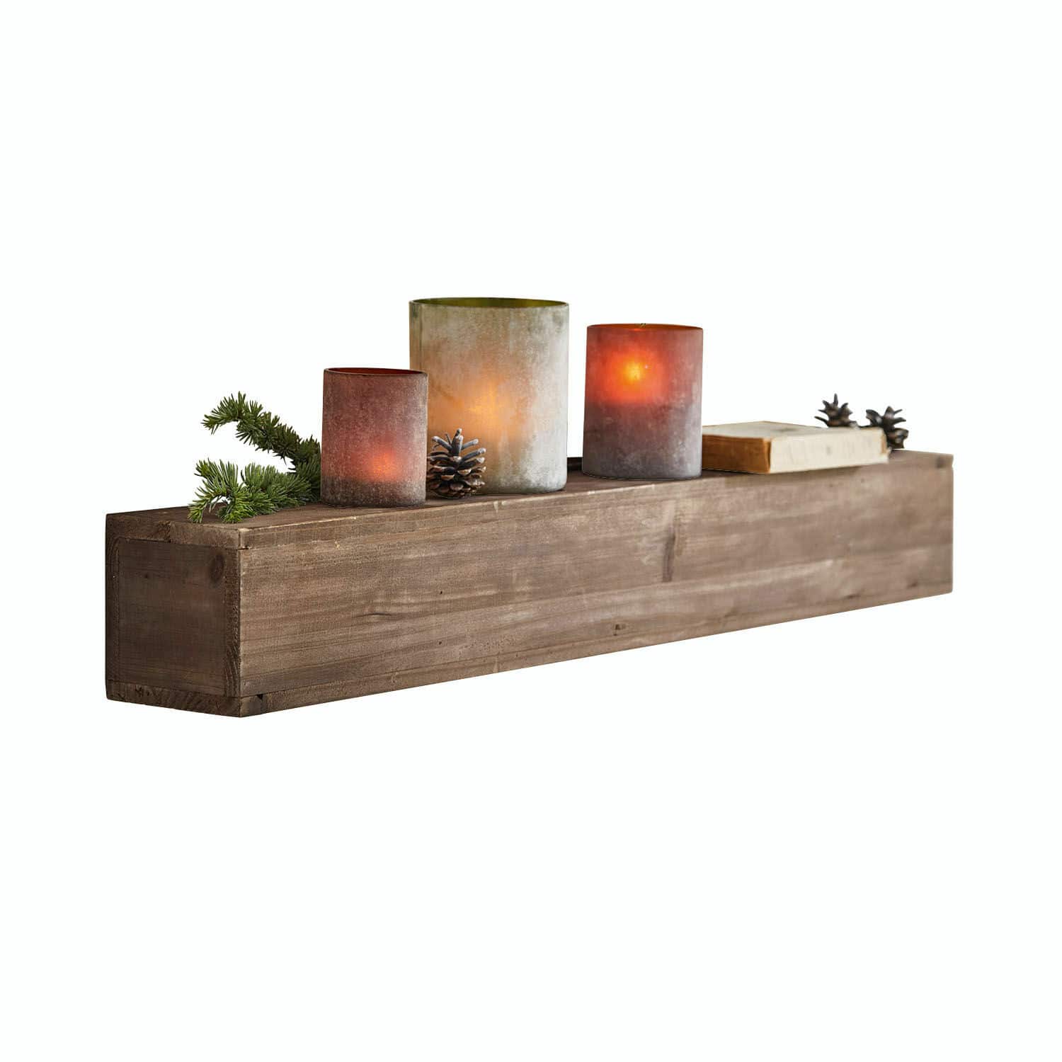 Étagère murale Visayas Décoration en bois avec trois photophores en verre rouge et vert accompagnés de pommes de pin