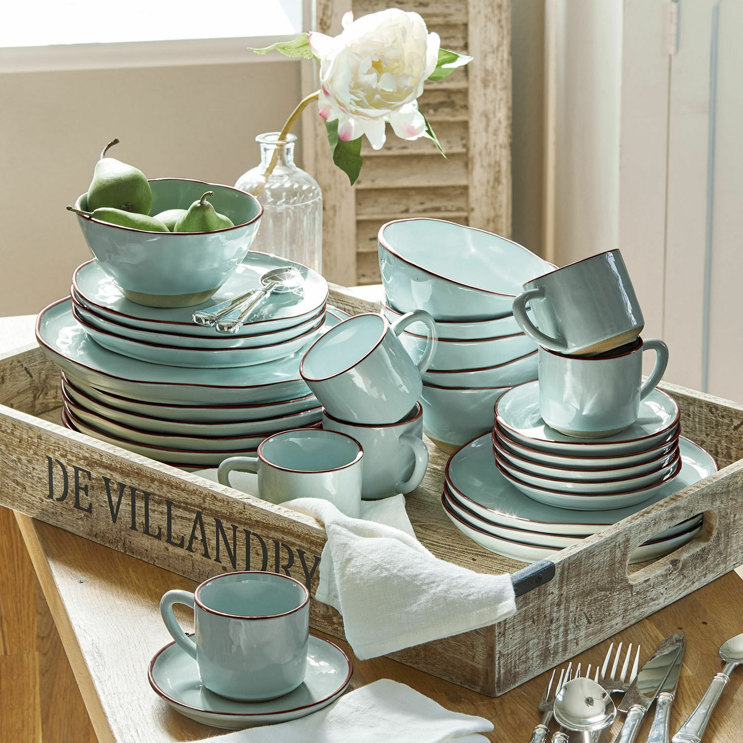 Service 30 pièces Biarré Service de vaisselle en céramique bleu clair avec bordure marron présenté sur un plateau en bois rustique