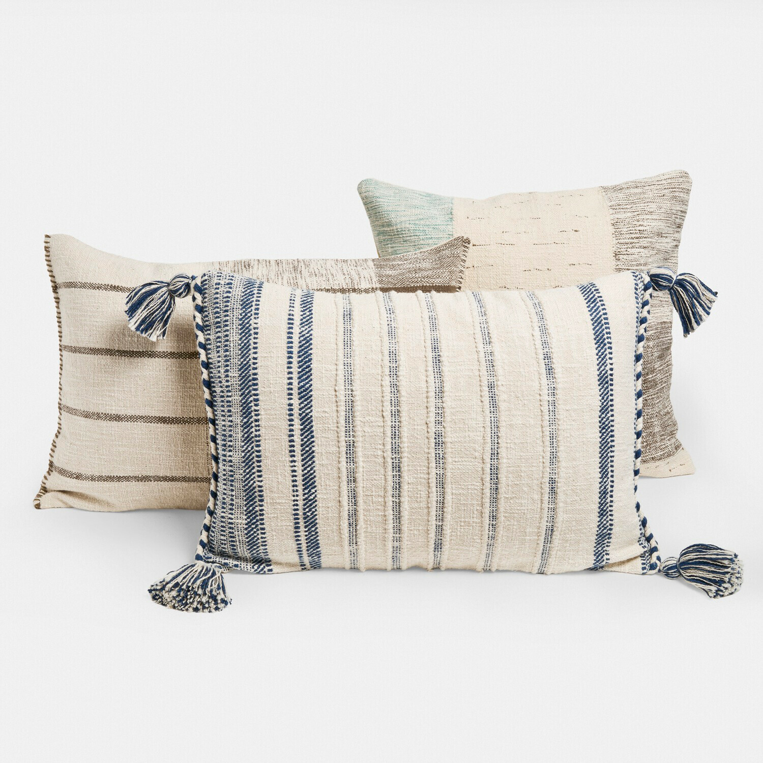 Lot de 3 housses de coussins Maresas Ensemble de trois coussins décoratifs en coton beige et bleu à rayures avec pompons