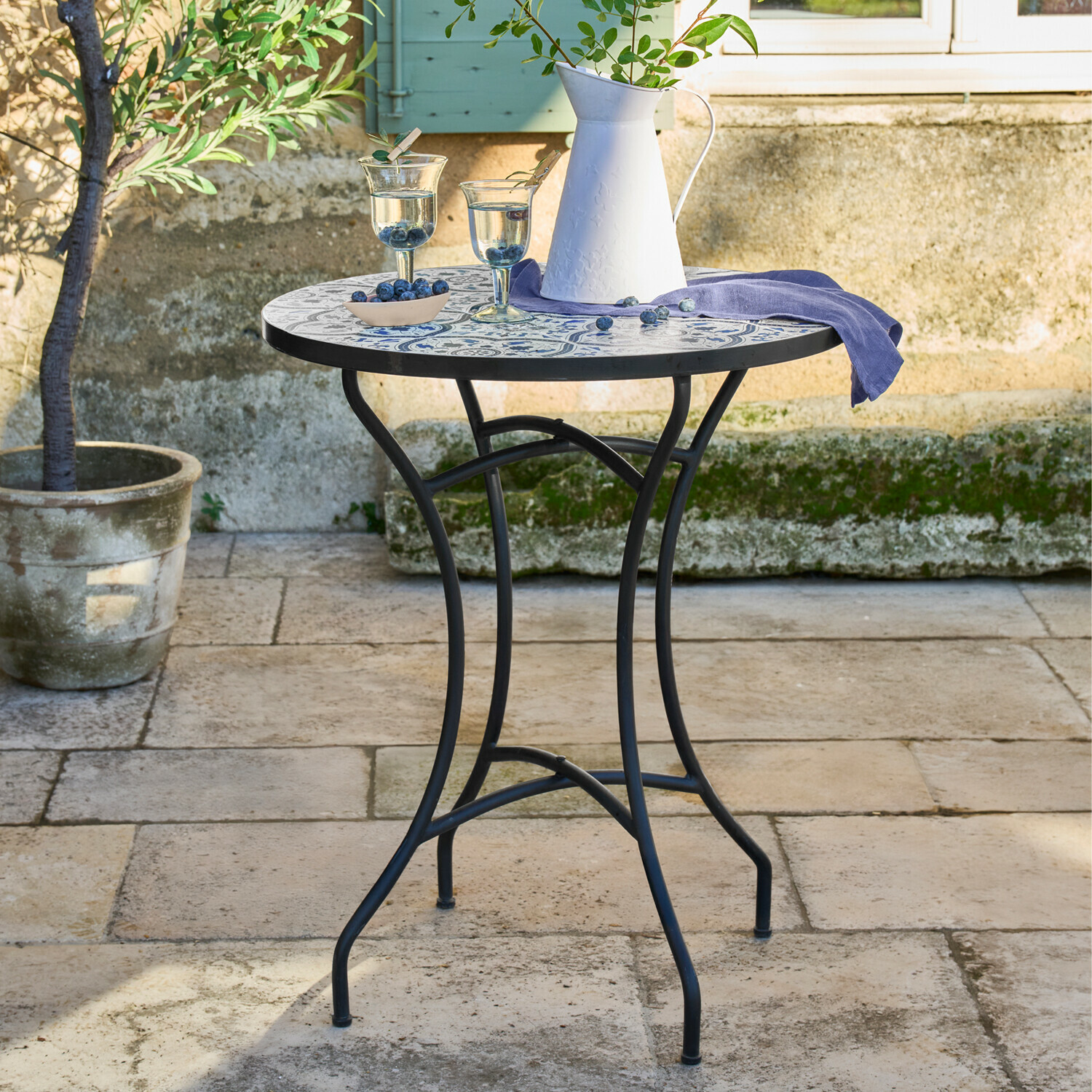Table Giulessa Table de jardin ronde avec pied en métal noir et plateau en mosaïque bleu et blanc décoratif