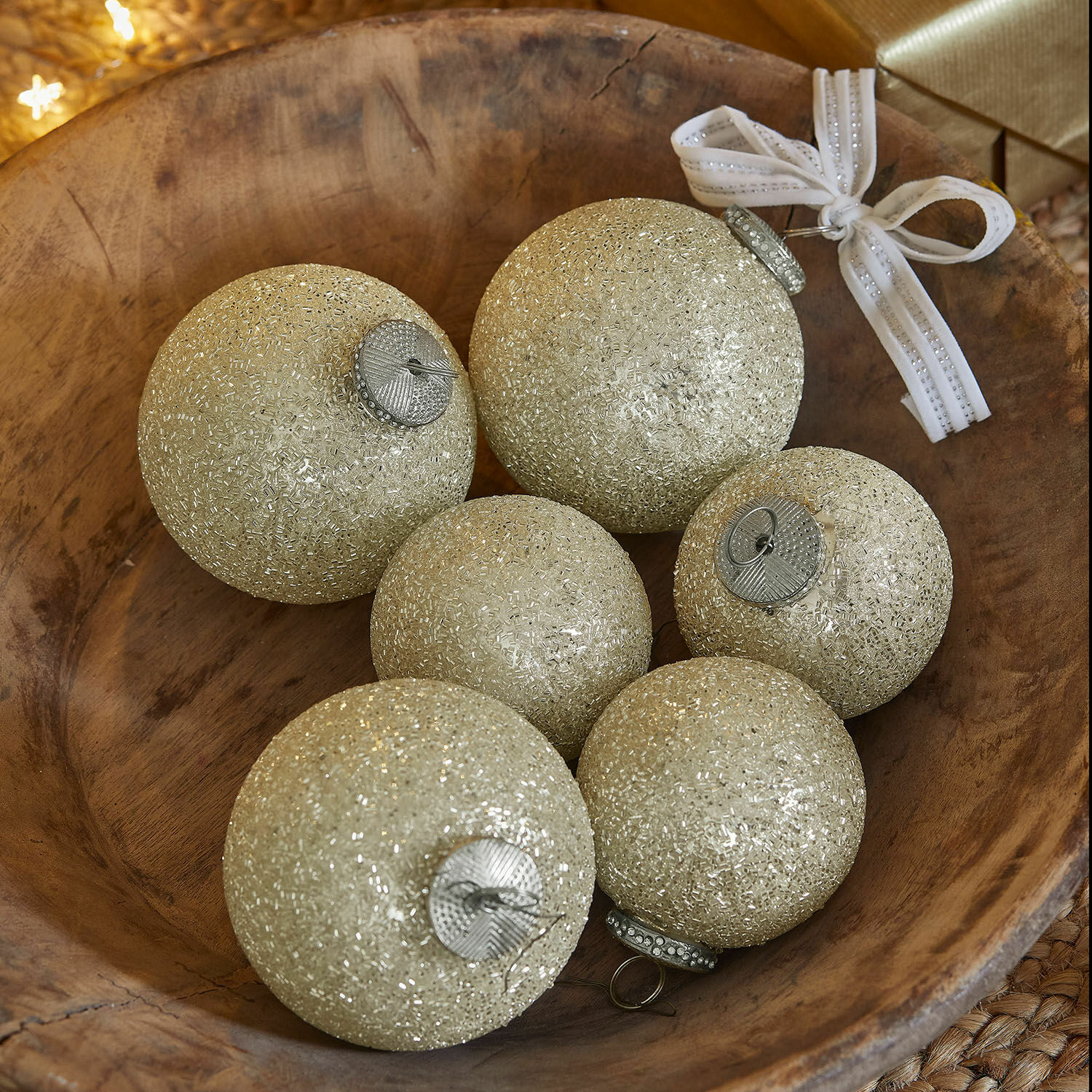 Lot de 6 boules de Noël Shariz Ensemble de six boules de Noël dorées pailletées dans un bol en bois pour décoration festive