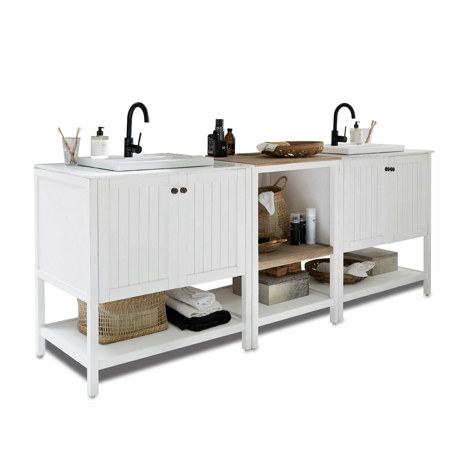 Meuble et vasques Tandilje Meuble de salle de bain blanc en bois avec deux lavabos et robinets noirs, étagères avec serviettes et paniers