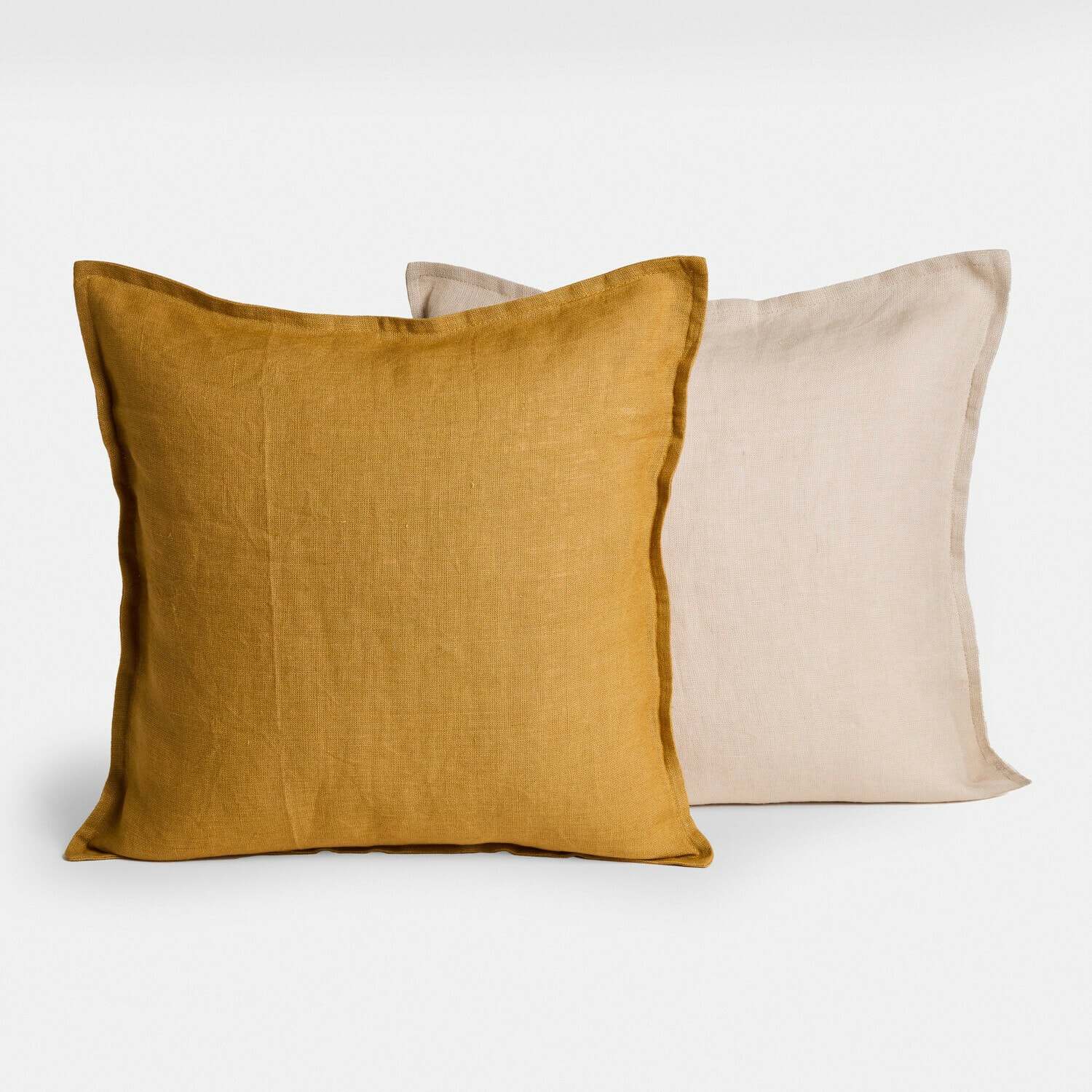 Deux housses de coussin en lin couleur moutarde et beige, décoratives et douces au toucher