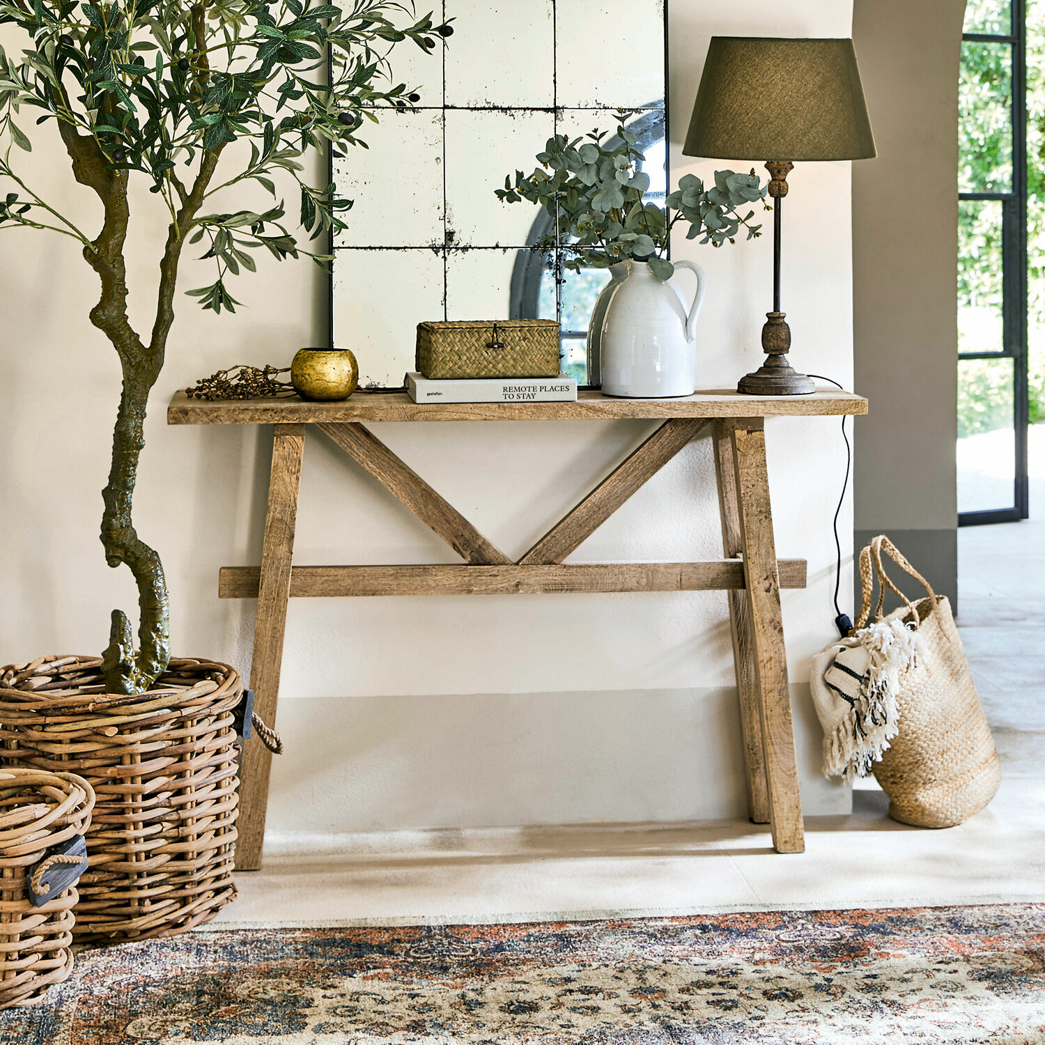Console Nael Console en bois naturel avec lampe et décorations bohèmes dans un intérieur lumineux et chaleureux