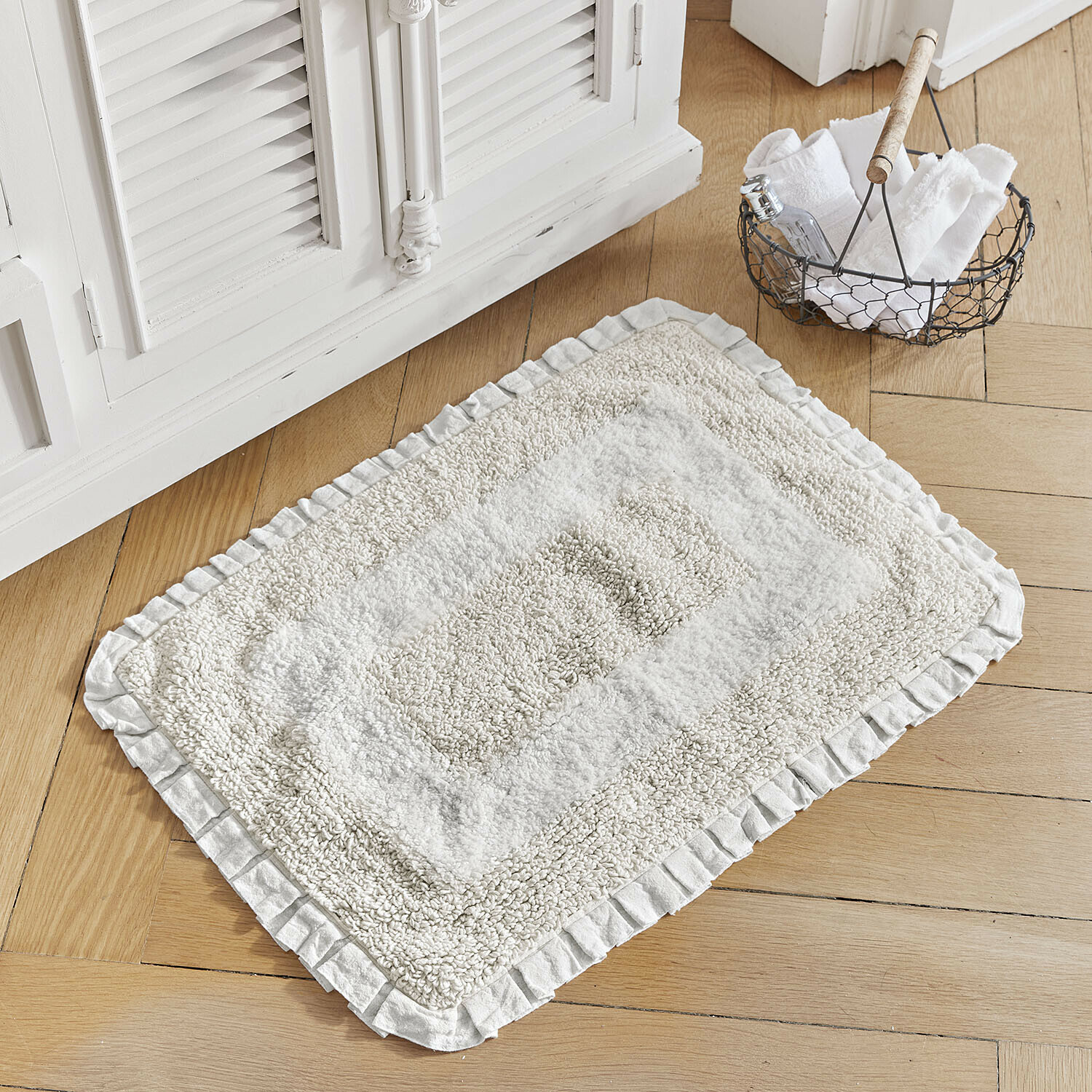 Tapis de bain Jasmin Tapis de bain blanc en coton avec volant sur parquet, doux et absorbant pour salle de bain