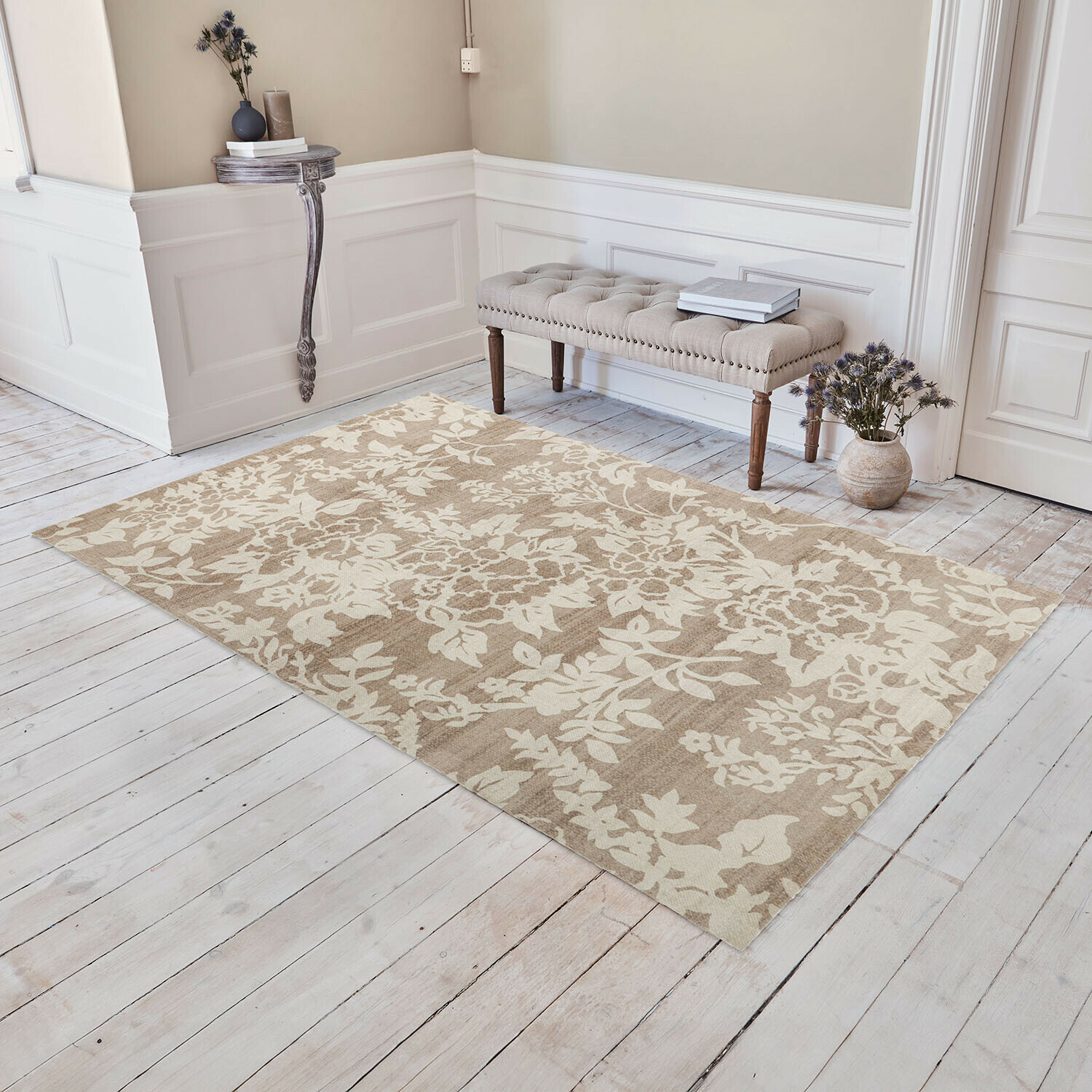 Tapis Casamira Tapis beige à motif floral sur parquet clair dans un intérieur élégant avec un banc capitonné beige