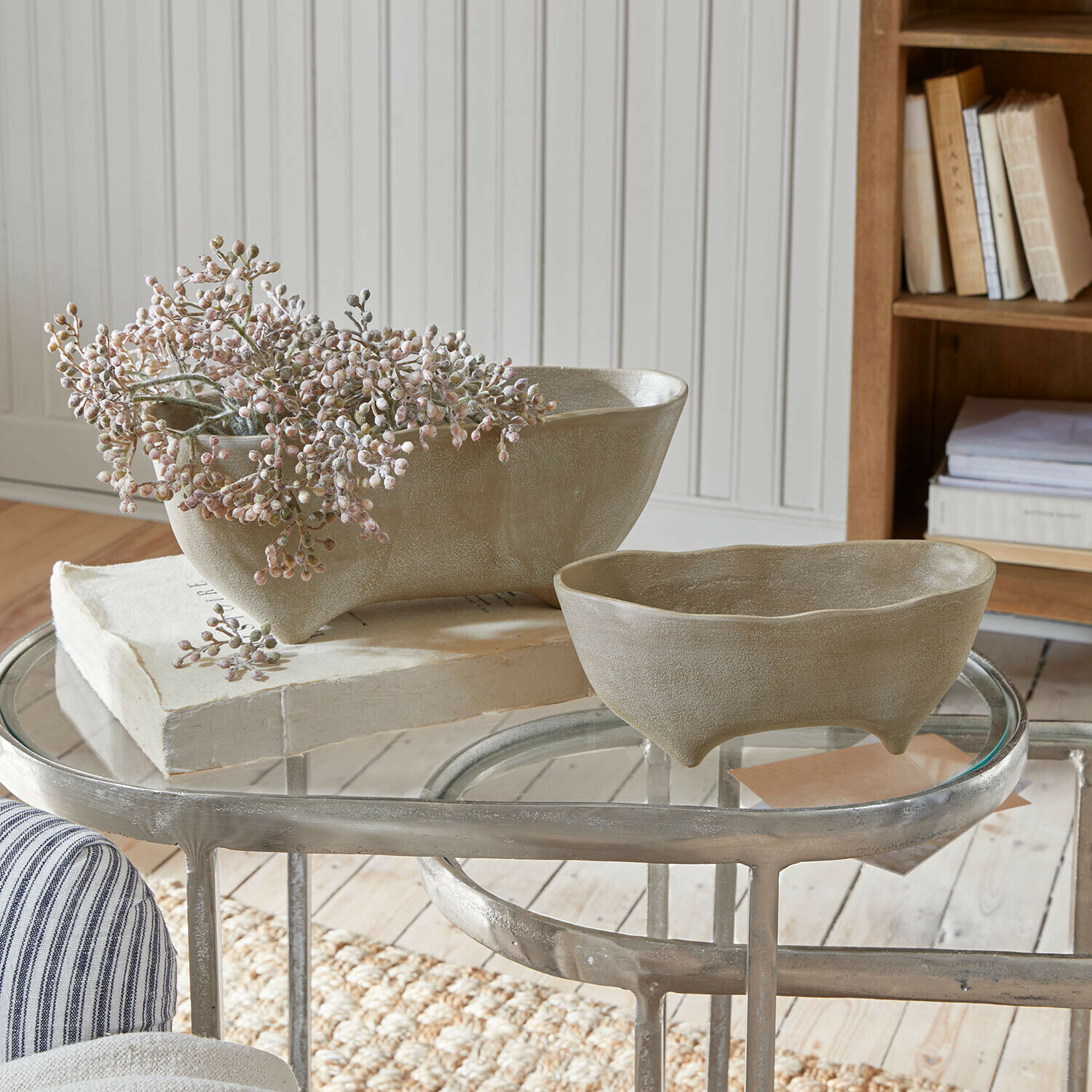 Set de 2 coupes Maelida Ensemble de deux bols en céramique beige sur une table en verre dans un intérieur lumineux