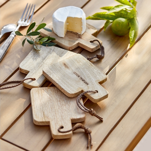 Ensemble de planches à découper en bois naturel sur table avec fromage et agrumes