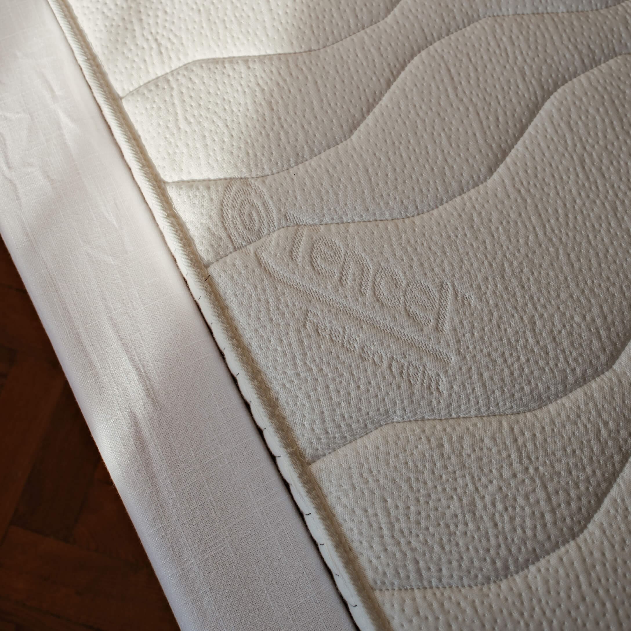 Matelas blanc avec motif matelassé et logo Lencel, tissu doux pour un confort de sommeil optimal
