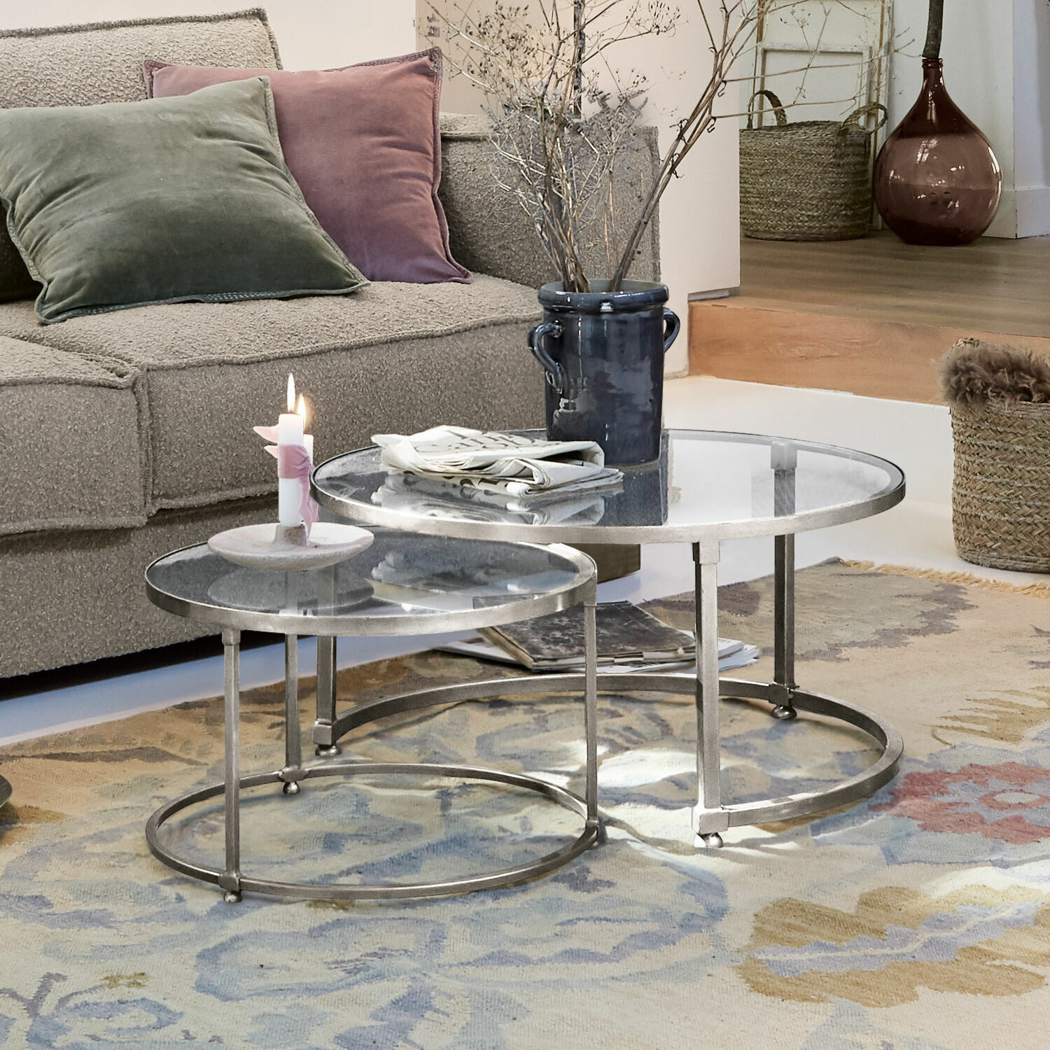 Lot de 2 tables basses Kabala Ensemble de deux tables basses rondes avec plateau en verre et cadre métallique dans un salon