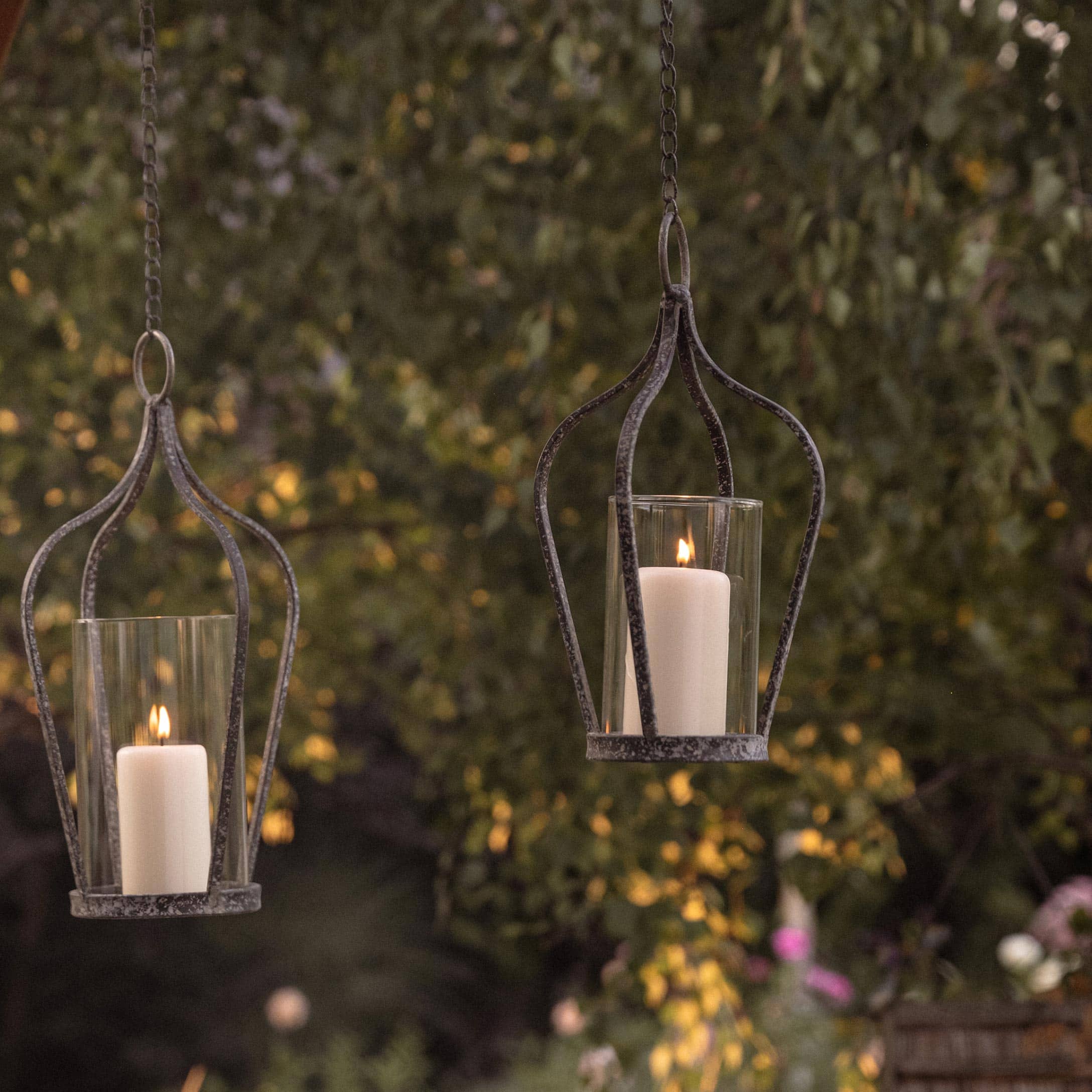 Lanterne suspendue en métal noir avec bougie blanche, décoration extérieure pour terrasse