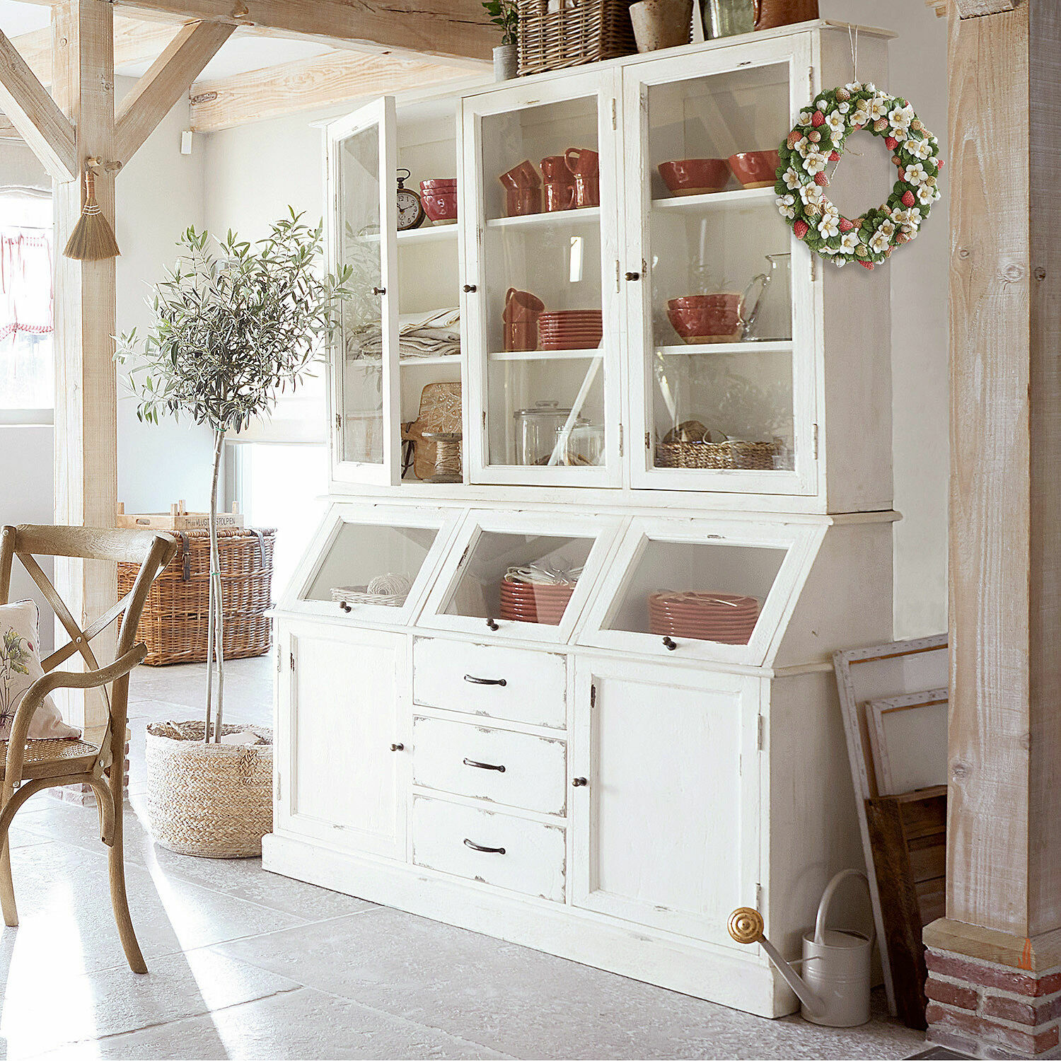 Vaisselier Bolquère Buffet en bois blanc avec portes vitrées et tiroirs style vintage pour ranger la vaisselle