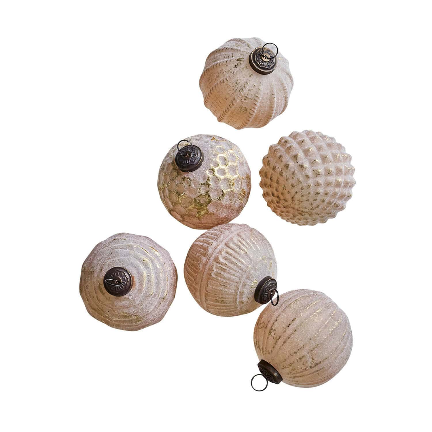 Lot de 6 boules de Noël Eirelyn Ensemble de six boules de Noël en verre crème avec attaches métalliques pour décoration festive