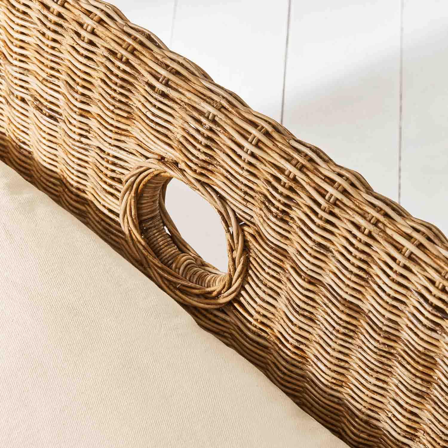 Tête de lit en osier naturel avec poignée ronde et coussin crème pour chambre ou salon