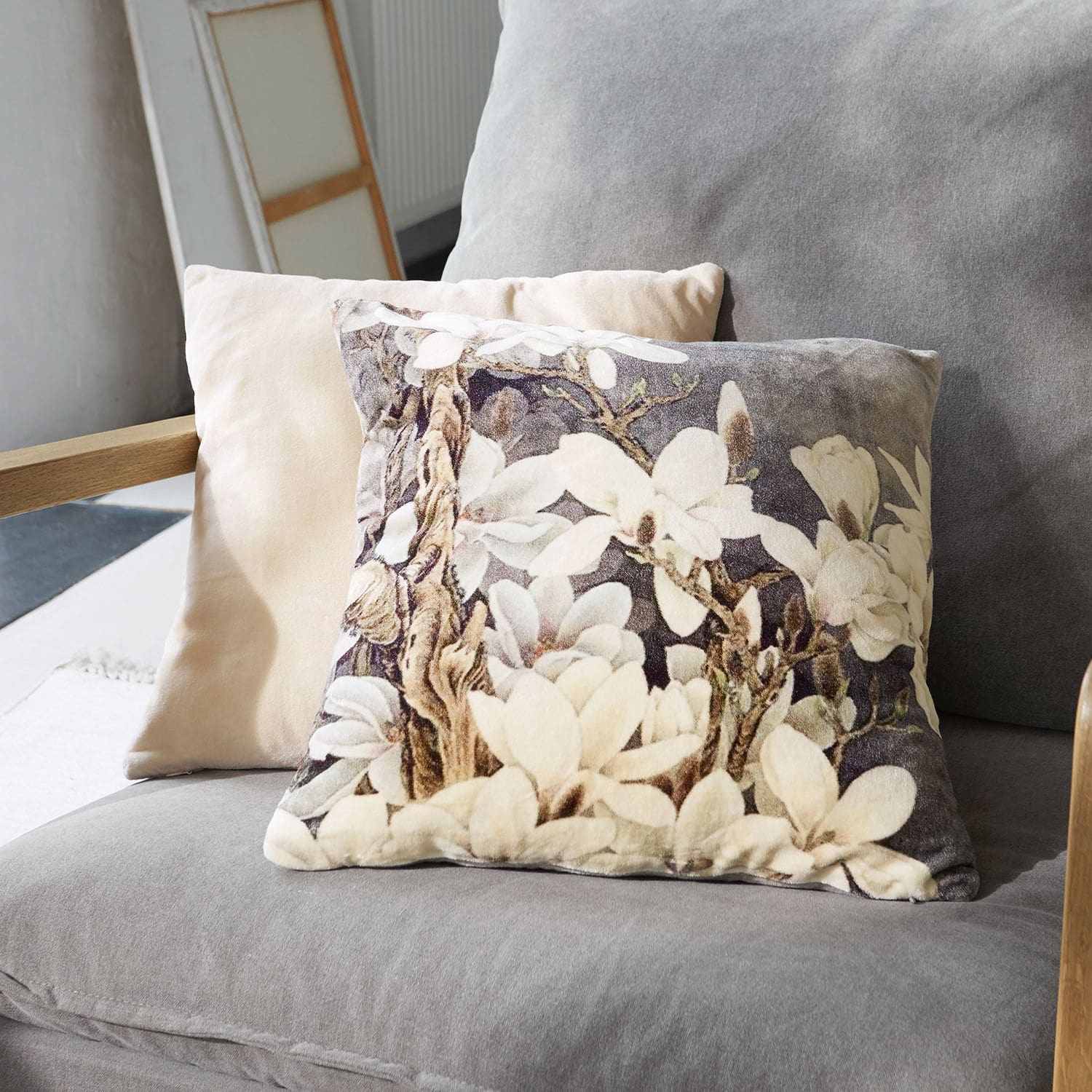 Lot de 2 housses de coussins Belle Coussin décoratif en tissu doux avec motif floral beige et gris sur un canapé gris