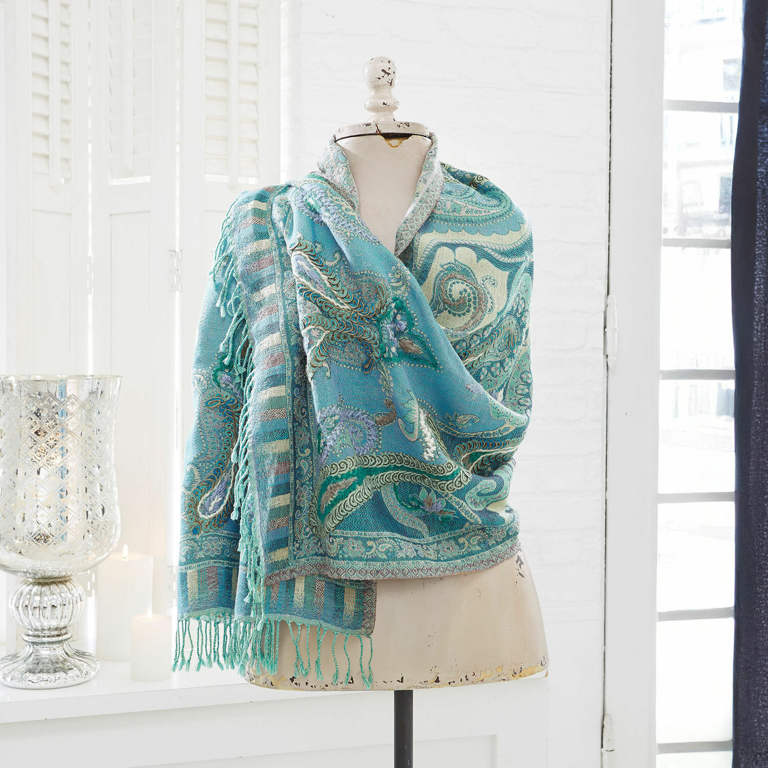 Écharpe Carol Châle turquoise à motif paisley avec franges sur mannequin dans un intérieur lumineux, décoration maison