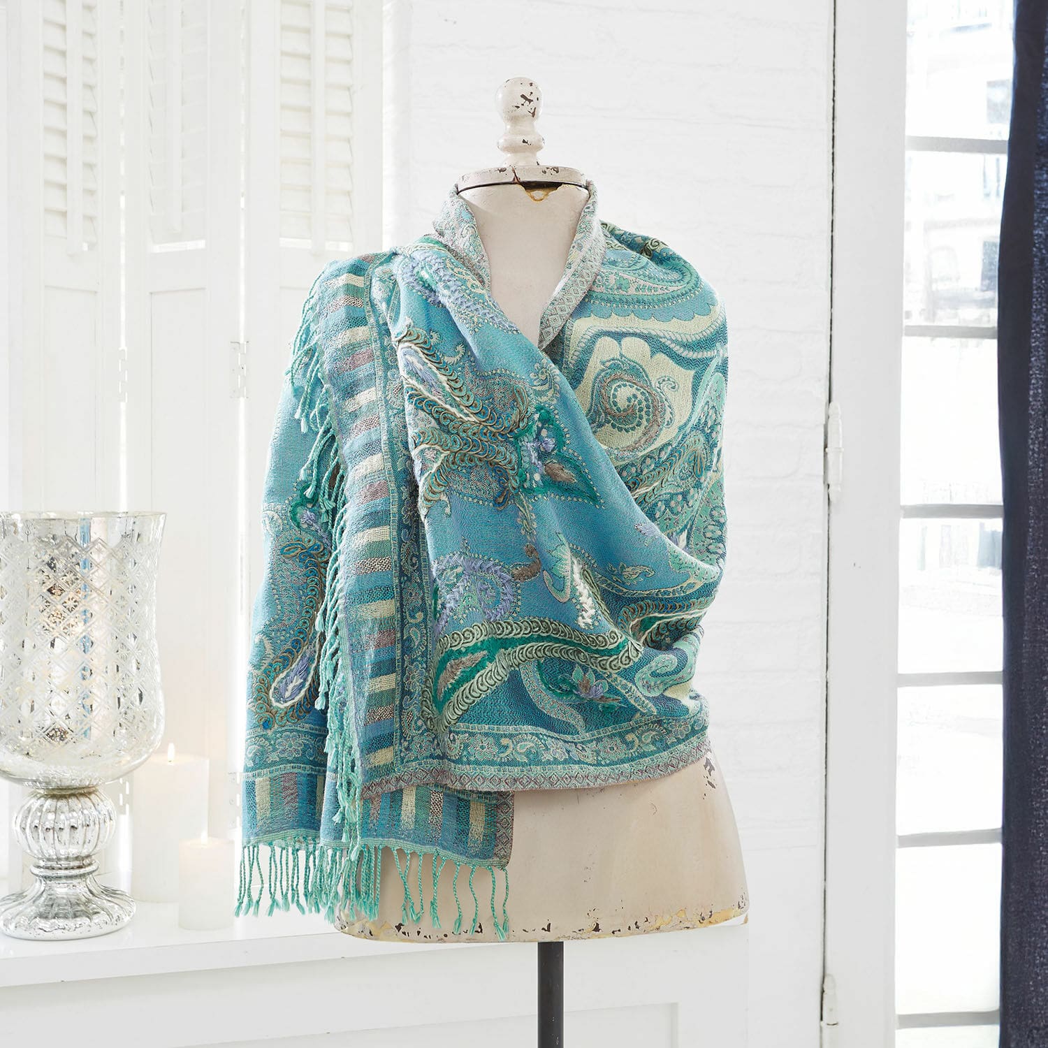 Écharpe Carol Châle turquoise à motif paisley avec franges sur mannequin dans un intérieur lumineux, décoration maison
