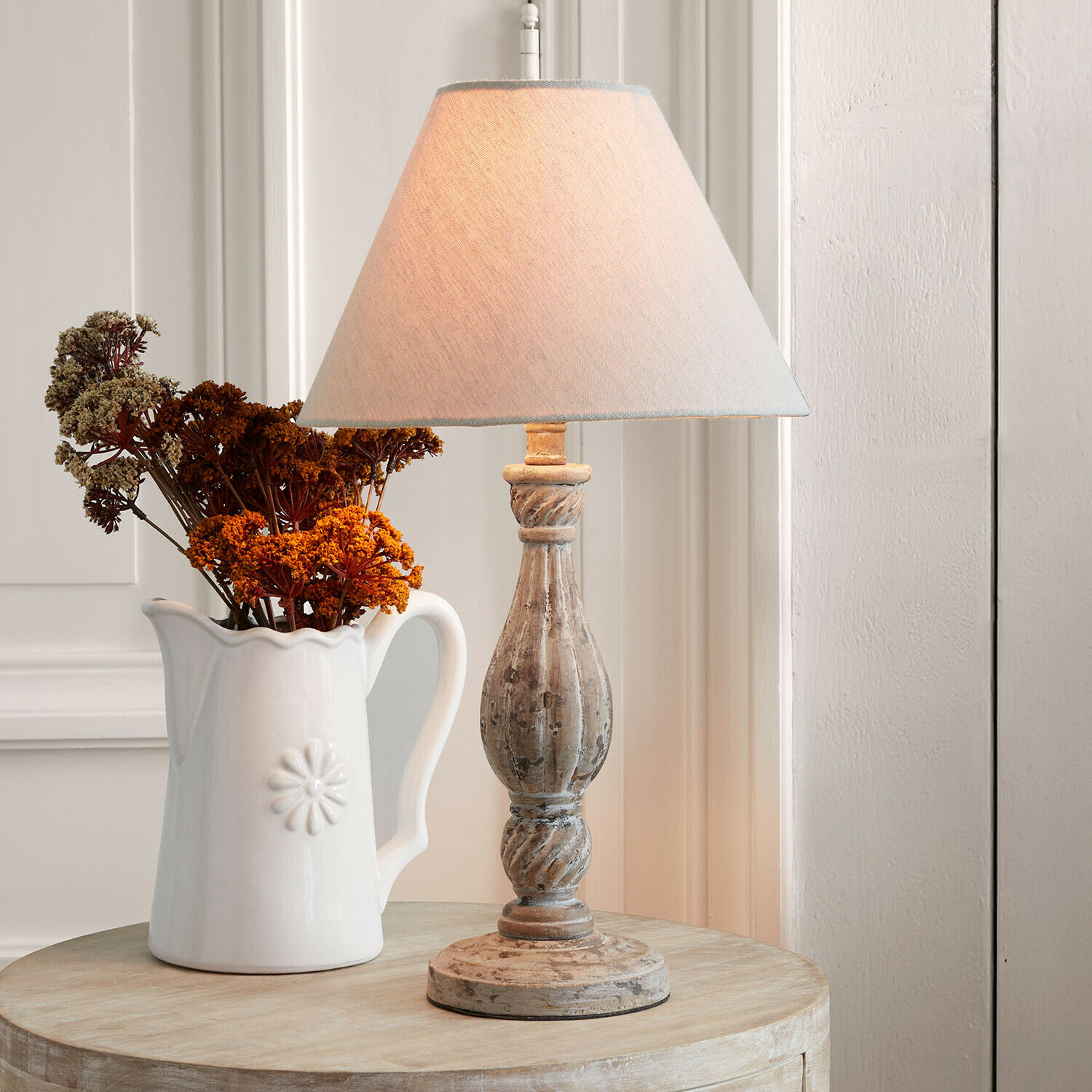 Lampe à poser Saveraux Lampe de table avec pied en bois vieilli et abat-jour beige dans un décor clair