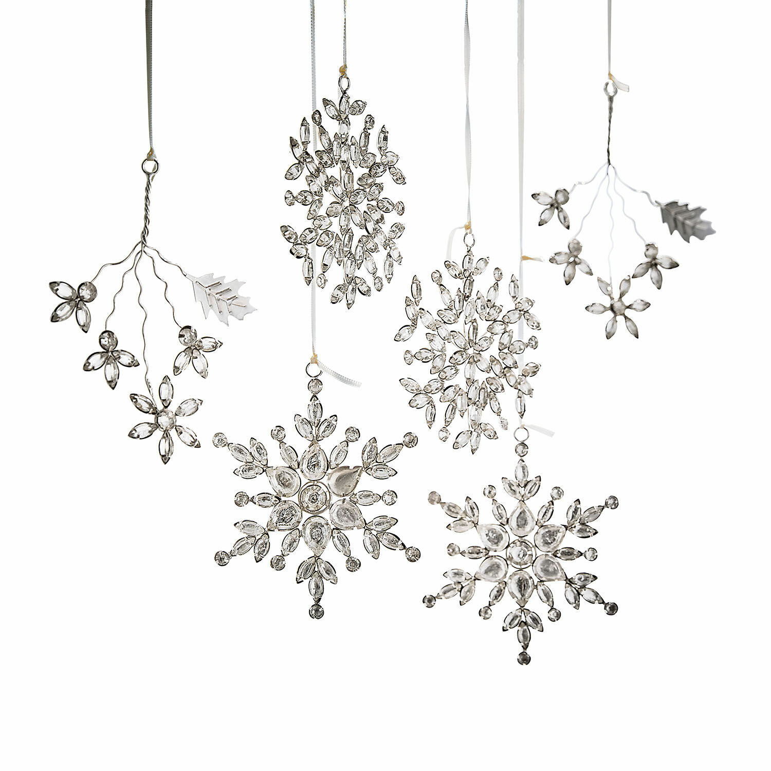 Lot de 6 décorations de Noël Allegan Ensemble de six décorations de Noël transparentes en forme de flocons et branches suspendues sur fond blanc