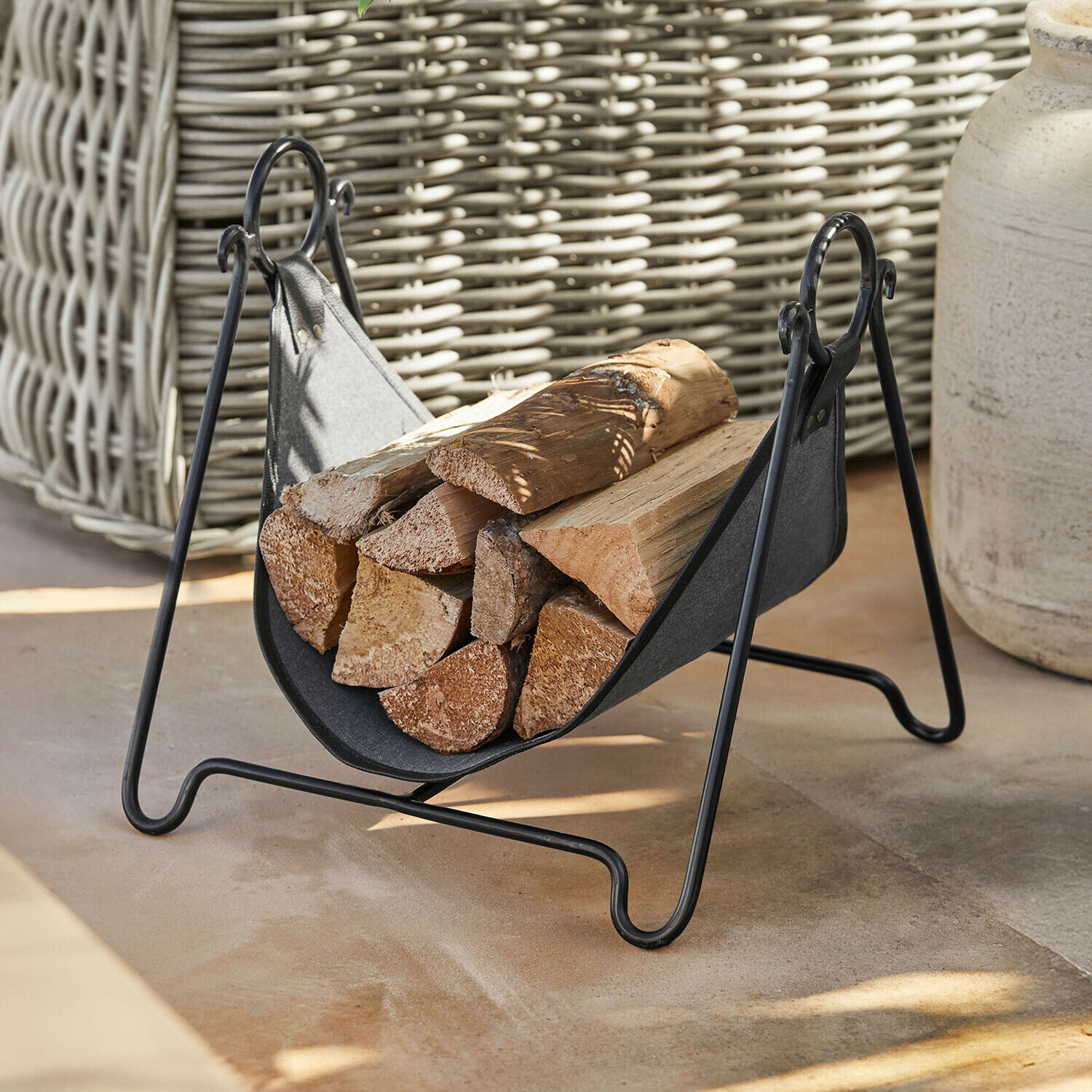 Panier à bûches Ashfordly Porte-bûches en métal noir et tissu avec bûches, accessoire pratique pour cheminée