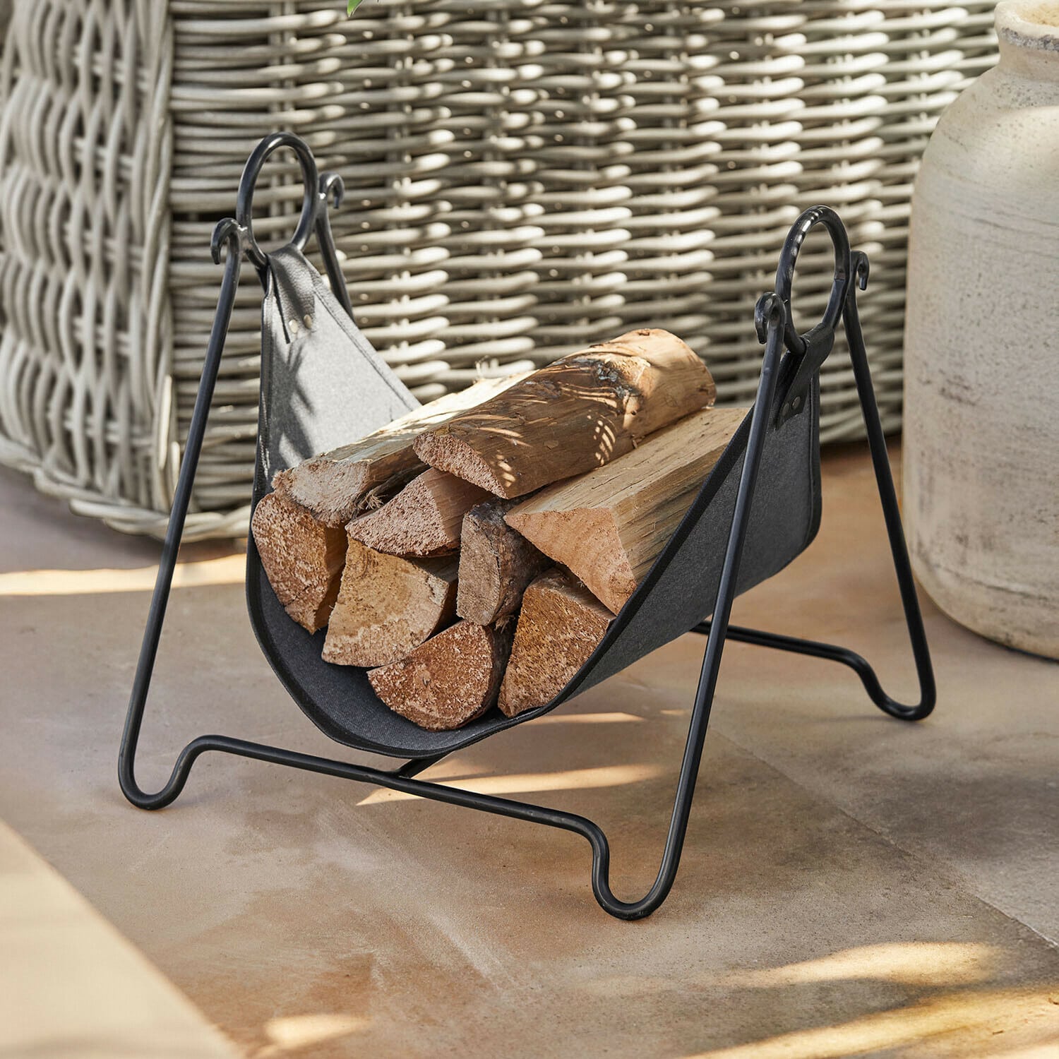 Panier à bûches Ashfordly Porte-bûches en métal noir et tissu avec bûches, accessoire pratique pour cheminée