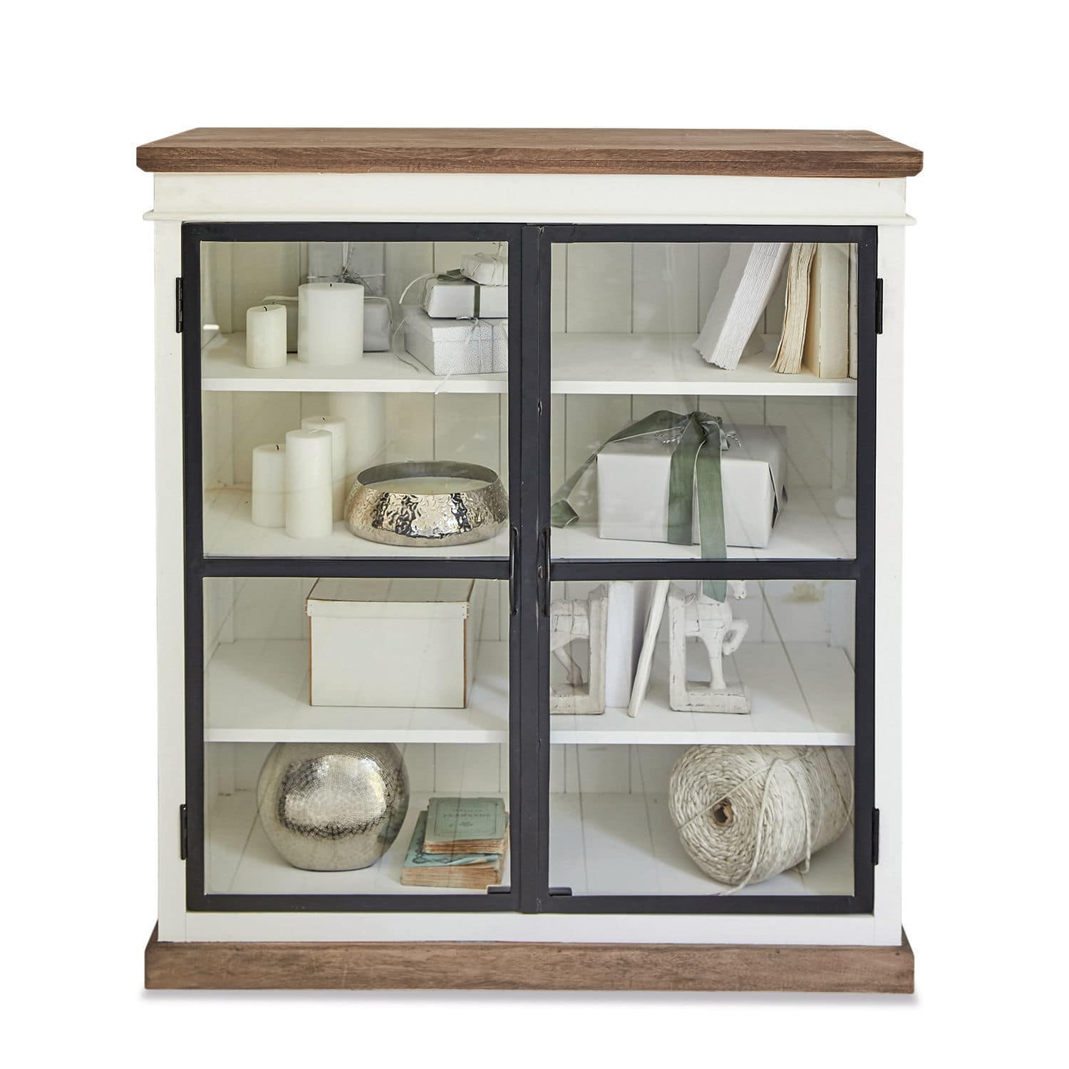 Commode Mira Vitrine en bois blanc avec plateau foncé et portes vitrées, décorations et livres à l'intérieur