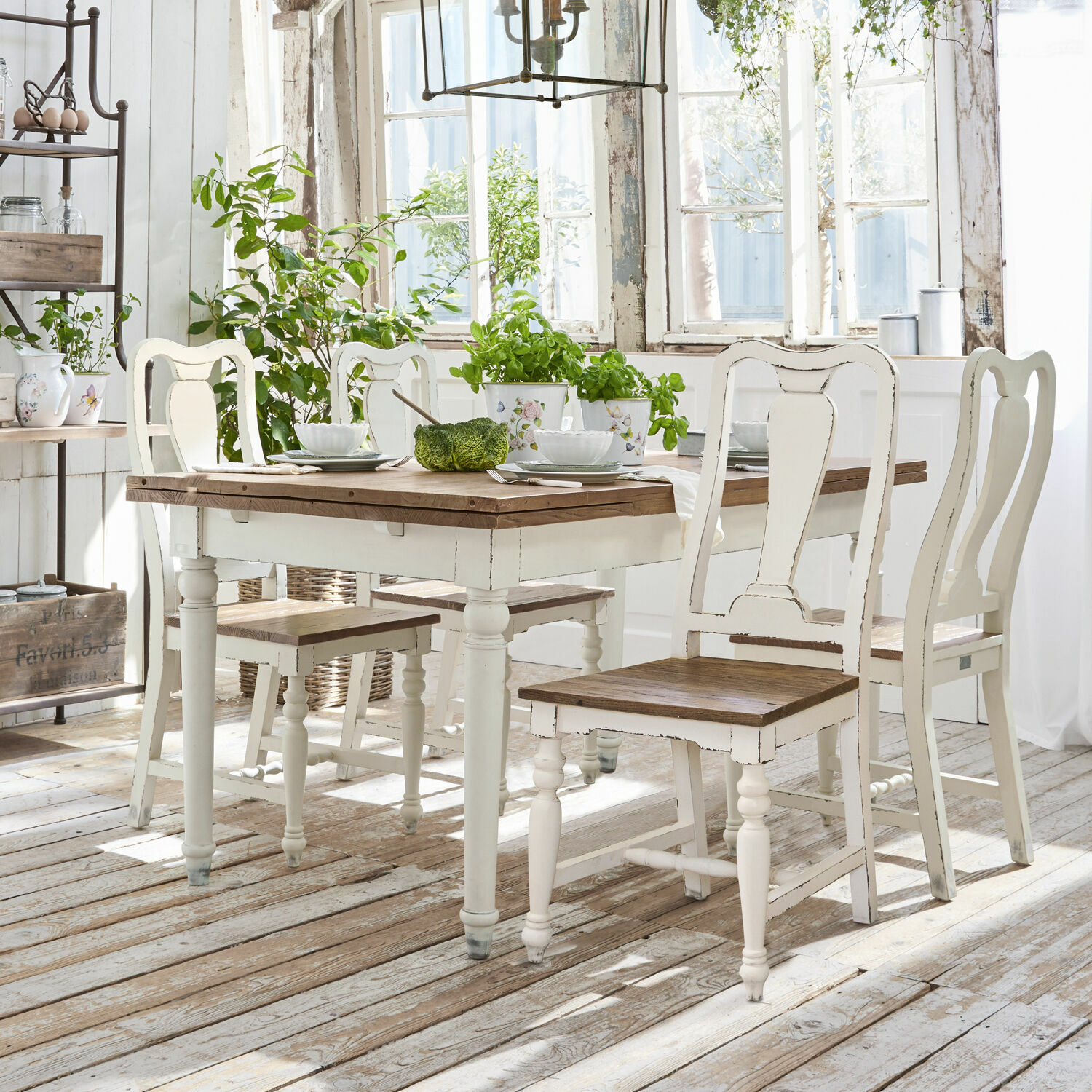 Table Bradford Table et chaises rustiques en bois blanc et naturel dans une salle à manger lumineuse avec plantes