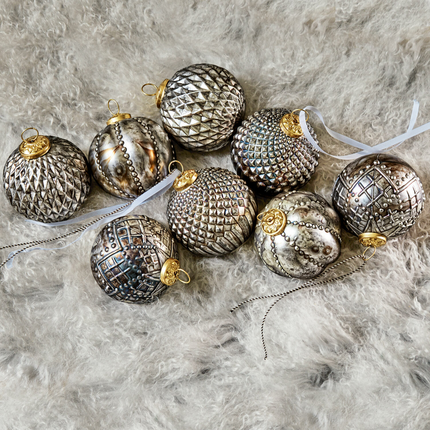 Lot de 8 décorations de Noël Silverlake Ensemble de boules de Noël argentées avec motifs décoratifs et attaches dorées sur fourrure douce
