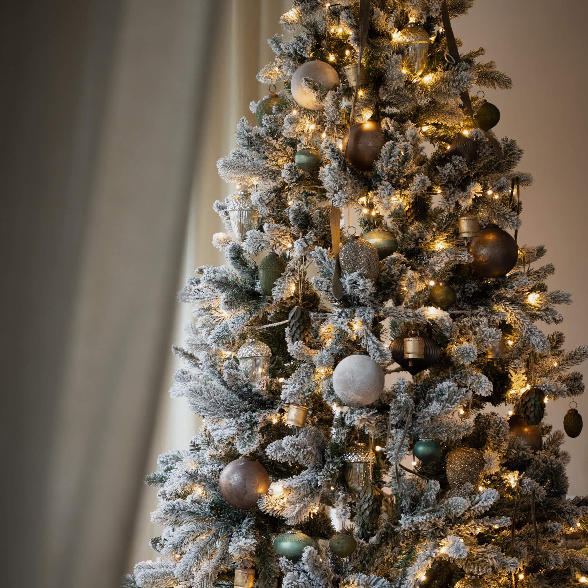 Sapin de Noël artificiel avec effet neige blanche, décorations dorées et vertes, éclairage LED chaud