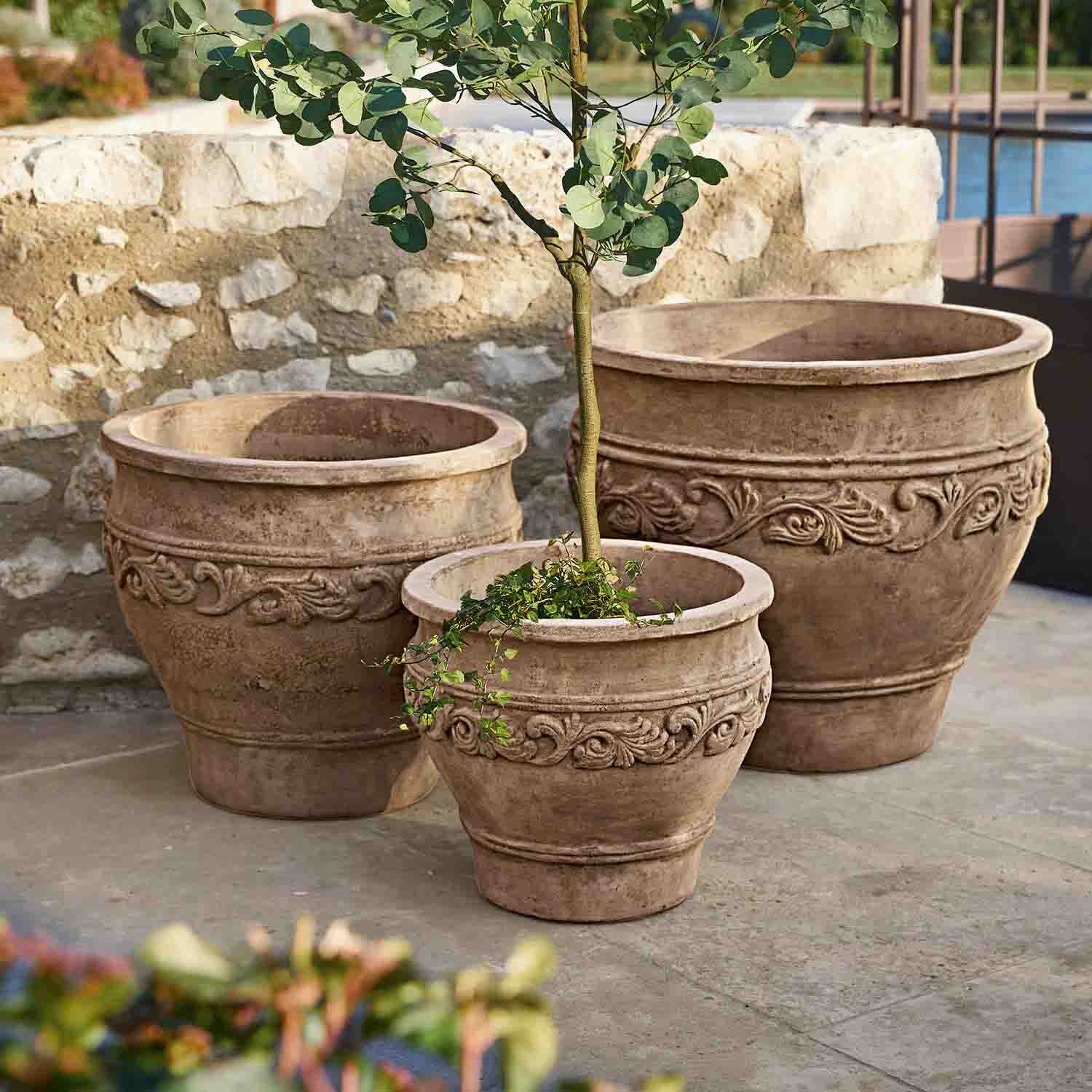 Ensemble de trois pots décoratifs en terre cuite beige avec motif en relief pour jardin