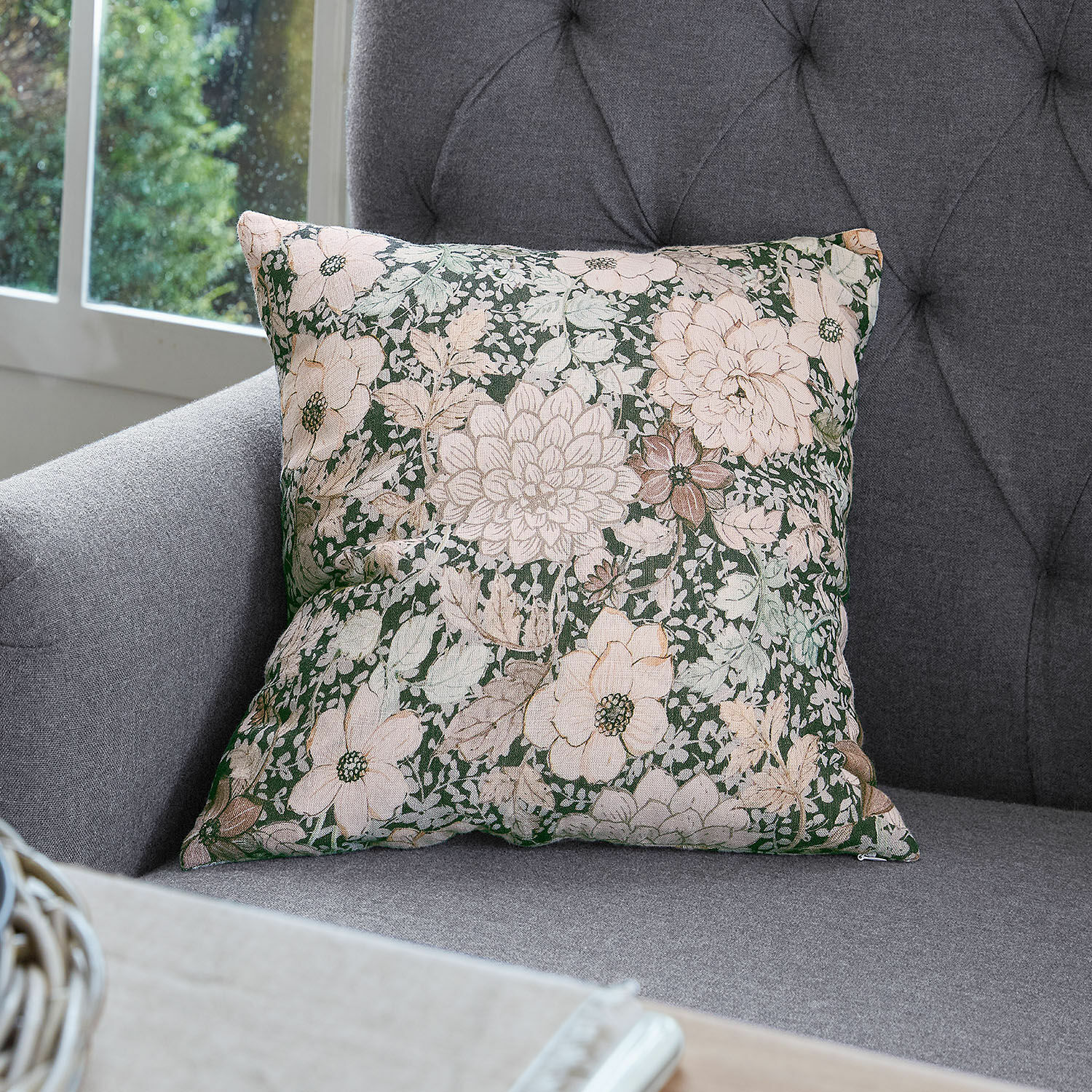 Housse de coussin Cappellina Coussin décoratif en coton avec motif floral vert et beige sur canapé gris