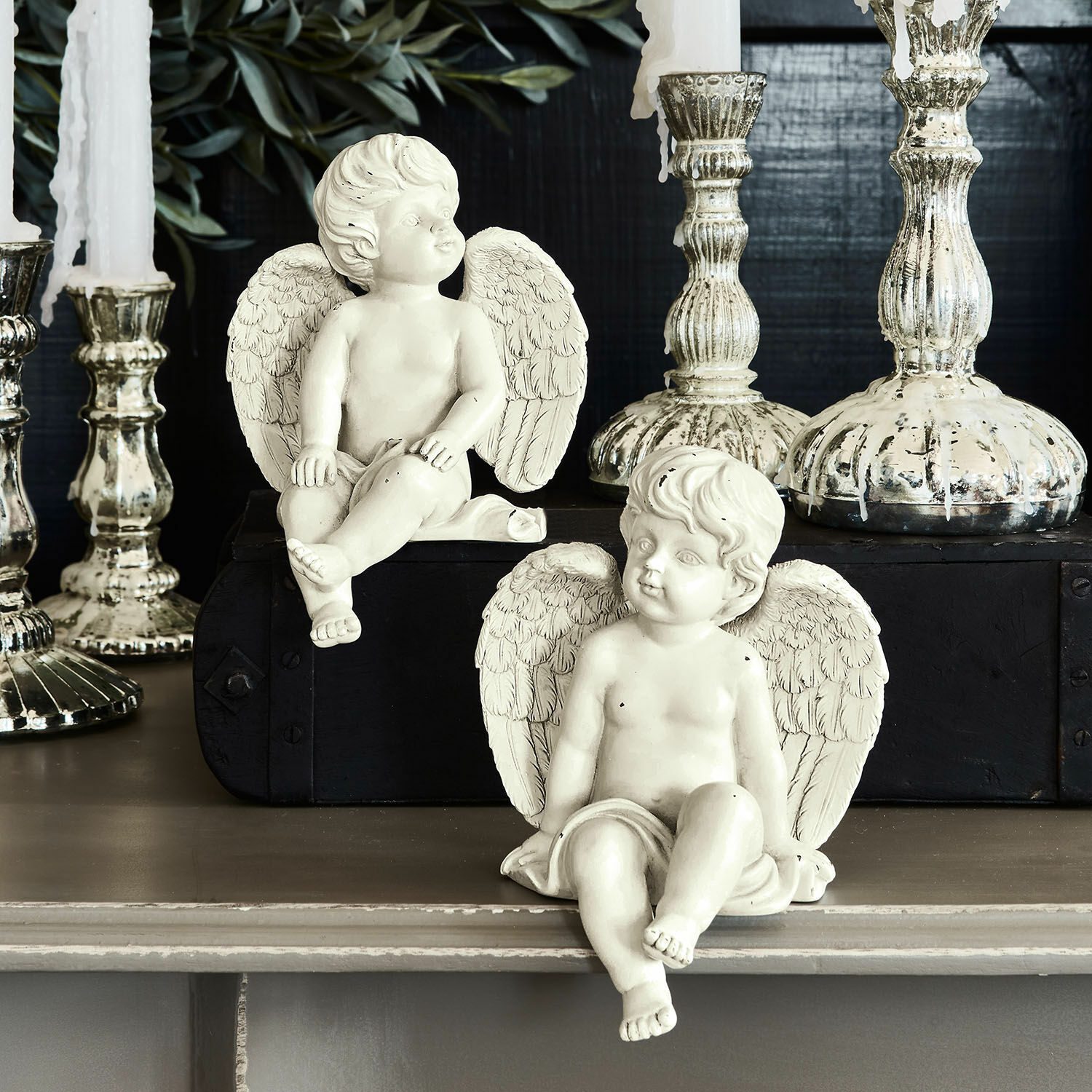 Lot de 2 anges décoratifs Starlight Deux figurines d'anges blanches en résine devant des chandeliers argentés décoratifs