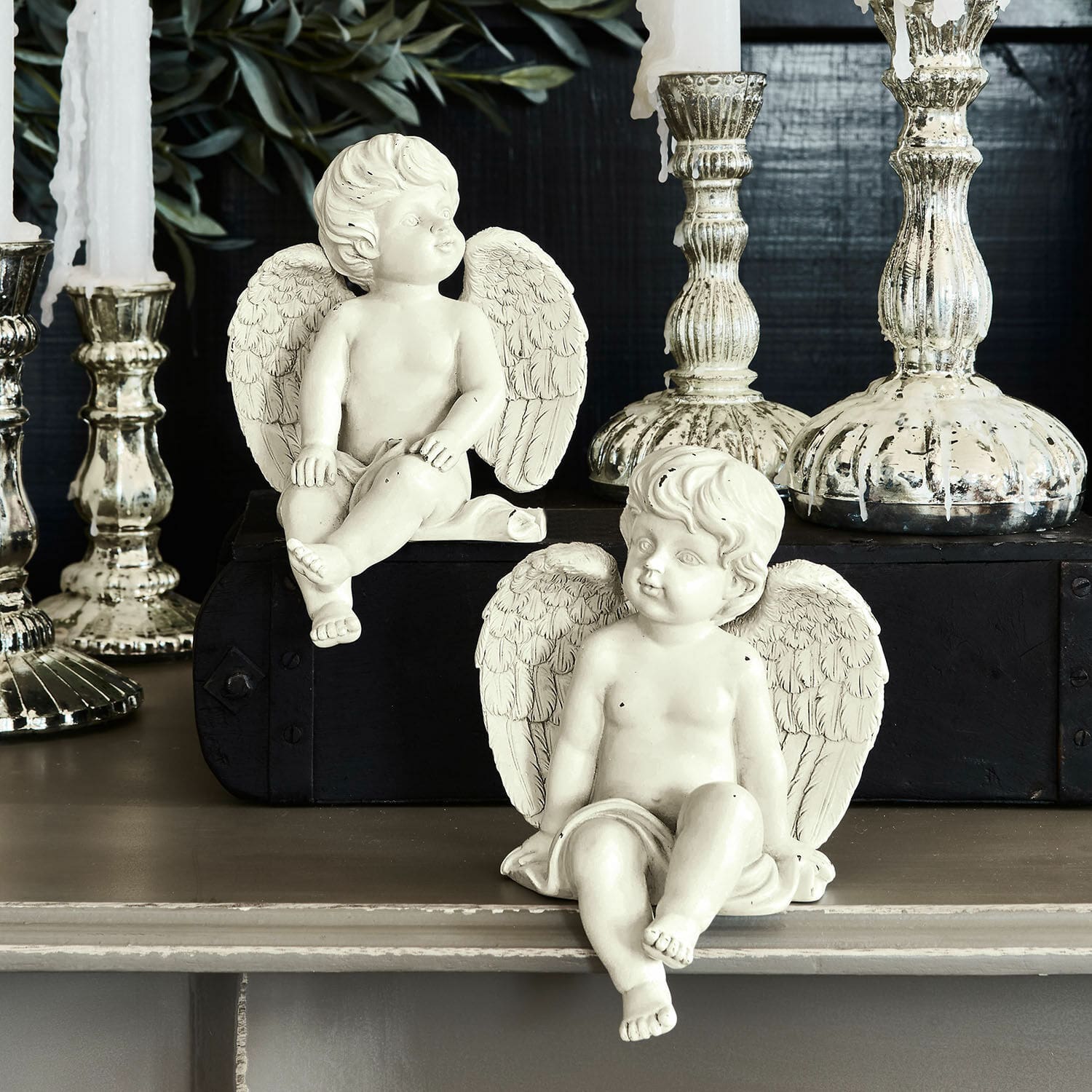 Lot de 2 anges décoratifs Starlight Deux figurines d'anges blanches en résine devant des chandeliers argentés décoratifs
