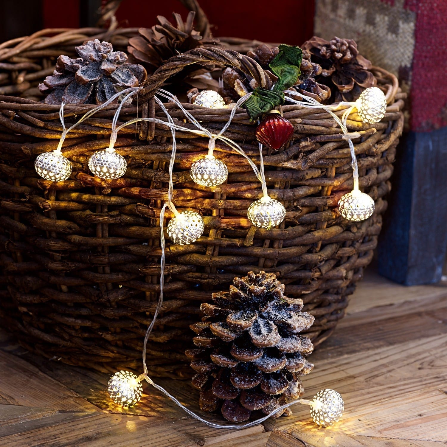 Guirlande lumineuse Fireballs Guirlande lumineuse LED en forme de pommes de pin sur panier en osier, décoration naturelle et chaleureuse
