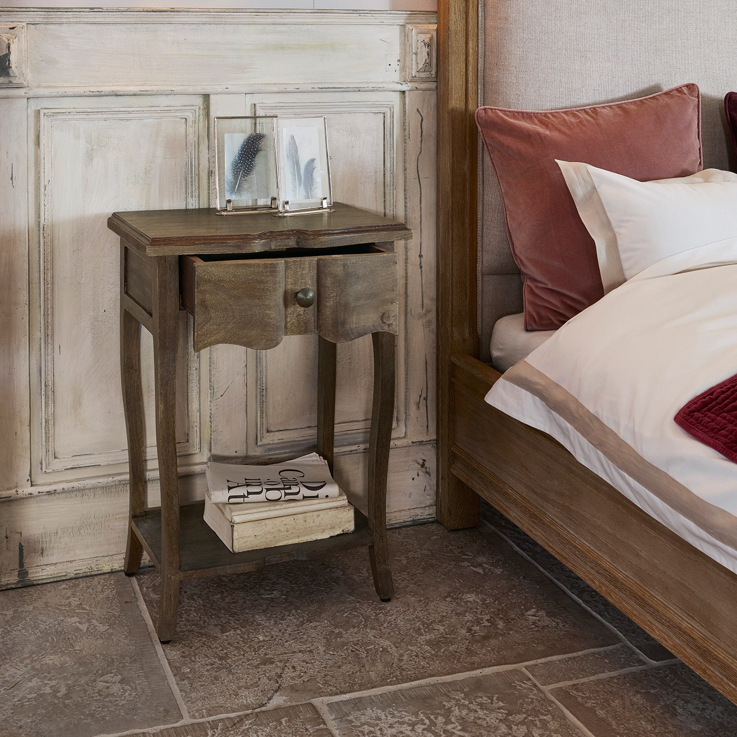 Table d'appoint Finstock Table de chevet en bois naturel avec tiroir et étagère pour chambre à coucher