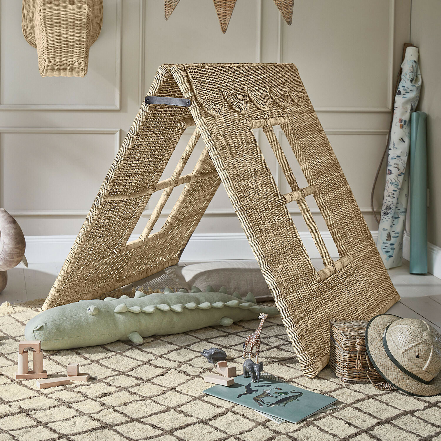 Tente de jeu pour enfants Wibbelu Cabane pour enfants en rotin naturel sur tapis avec jouets en bois et chapeau safari