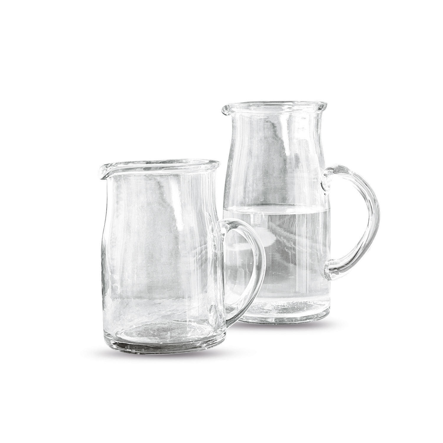 Lot de 2 pichets Janka Ensemble de deux pichets en verre transparent au design minimaliste pour boissons