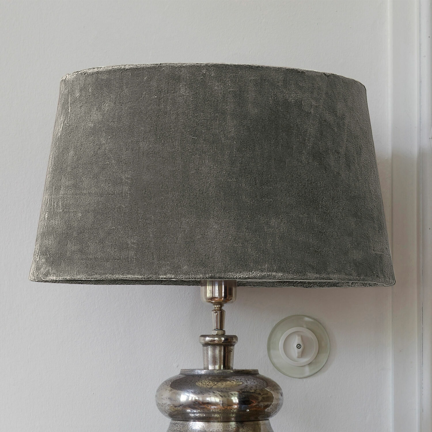 Abat-jour Boffas Abat-jour gris en velours sur lampe de table en métal argenté pour salon et chambre