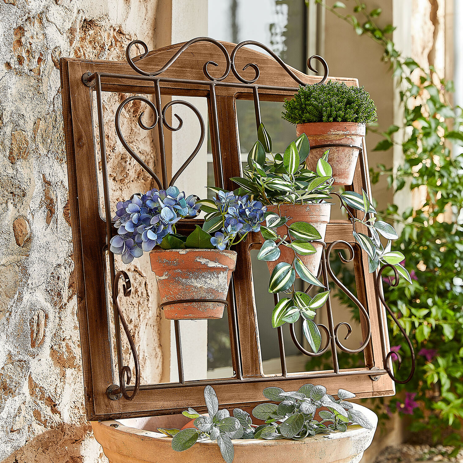 Porte-plantes Nectarise Cadre en bois avec miroir et supports métalliques pour pots de fleurs avec plantes vertes et fleurs bleues rustiques
