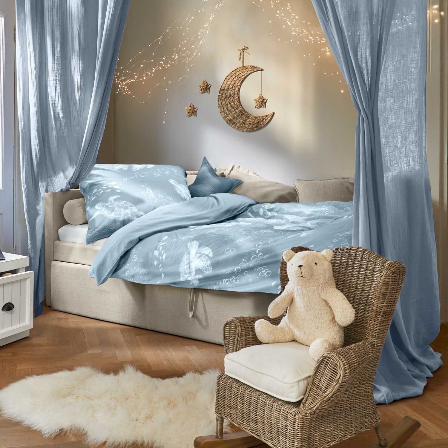 Parure de lit Lomencia Chambre douillette avec literie bleue à motif tortue et fauteuil en osier avec ours en peluche